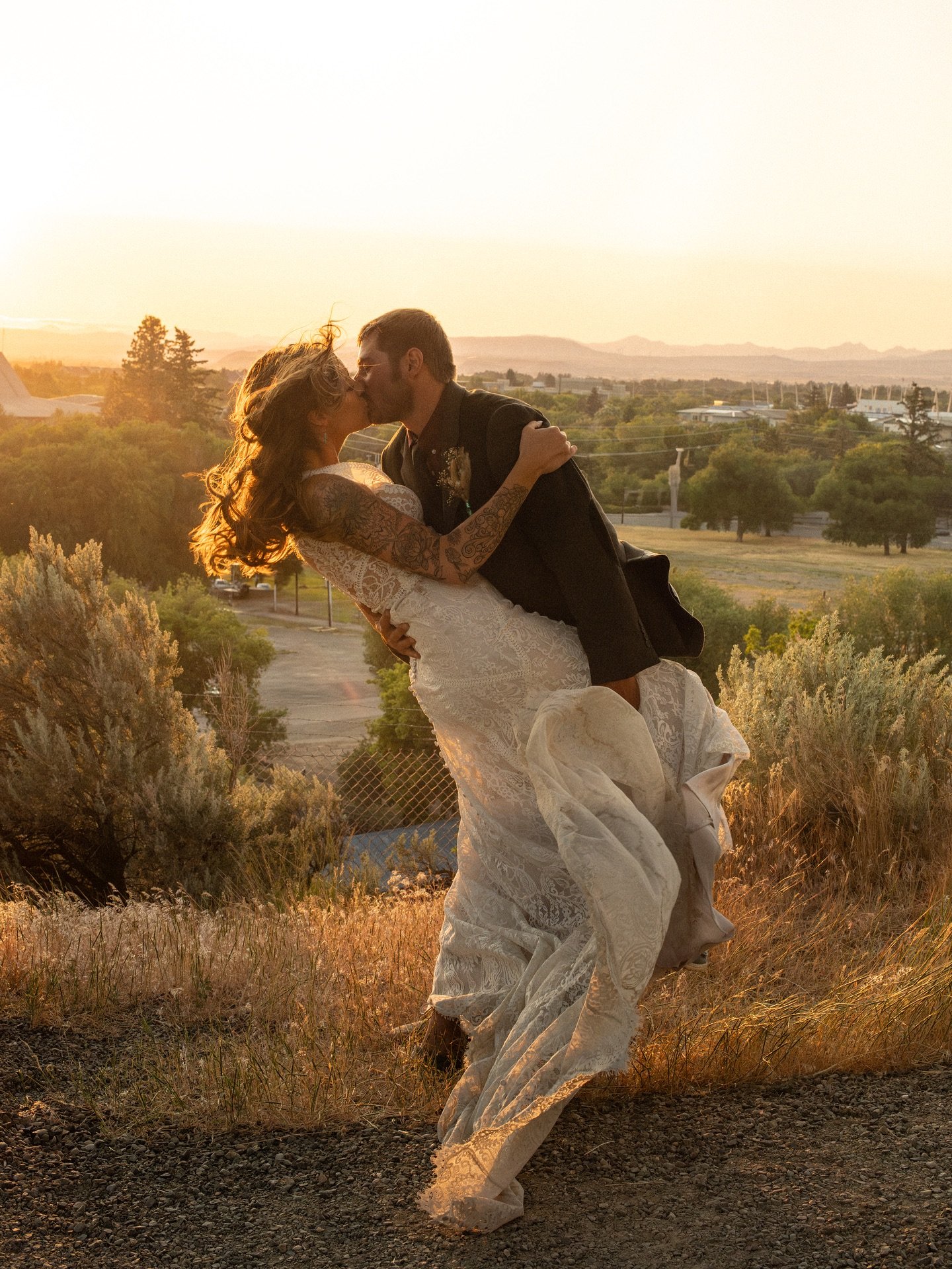 Golden hour at the water tower for Baylee + Ian 🌞

#goldenhourwedding #brideandgroom #westernwedding #ellensburgweddingphotographer