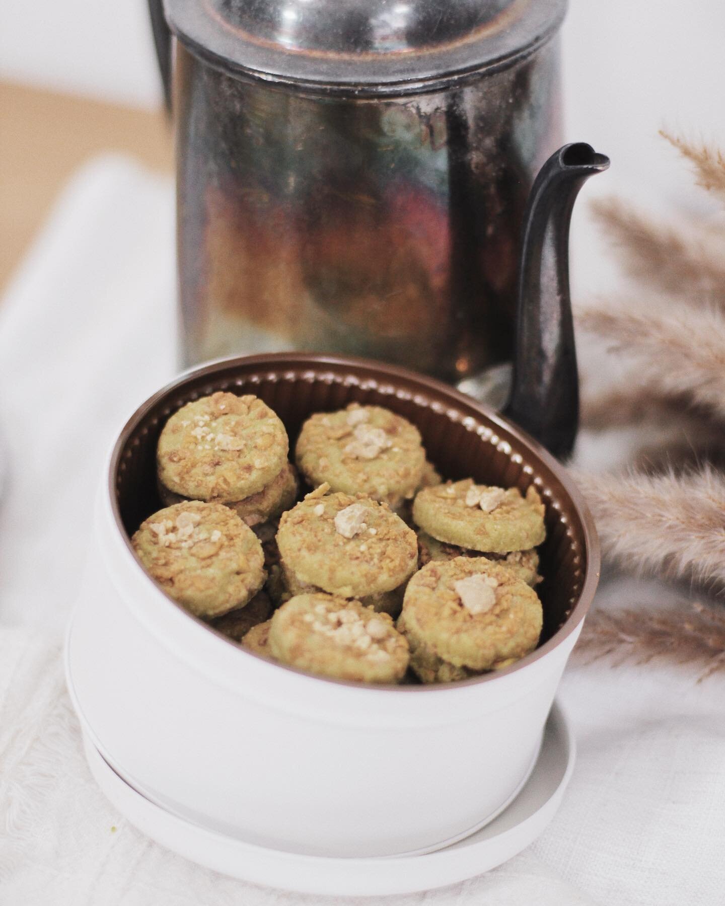 The Matcha Latte Cornflake Crunch is crunchy and milky, finished off with a distinct matcha fragrance and a touch of creaminess from the white chocolate.