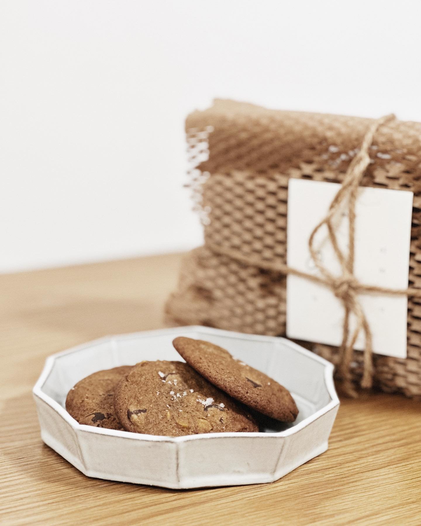 From time to time I&rsquo;d crave a very simple and basic cookie. Toasty, creamy, sometimes with a sudden bite of chocolate surprise. One with the lovely notes of sweet vanilla, browned butter, and depth of flavour, without having to feel the cloying