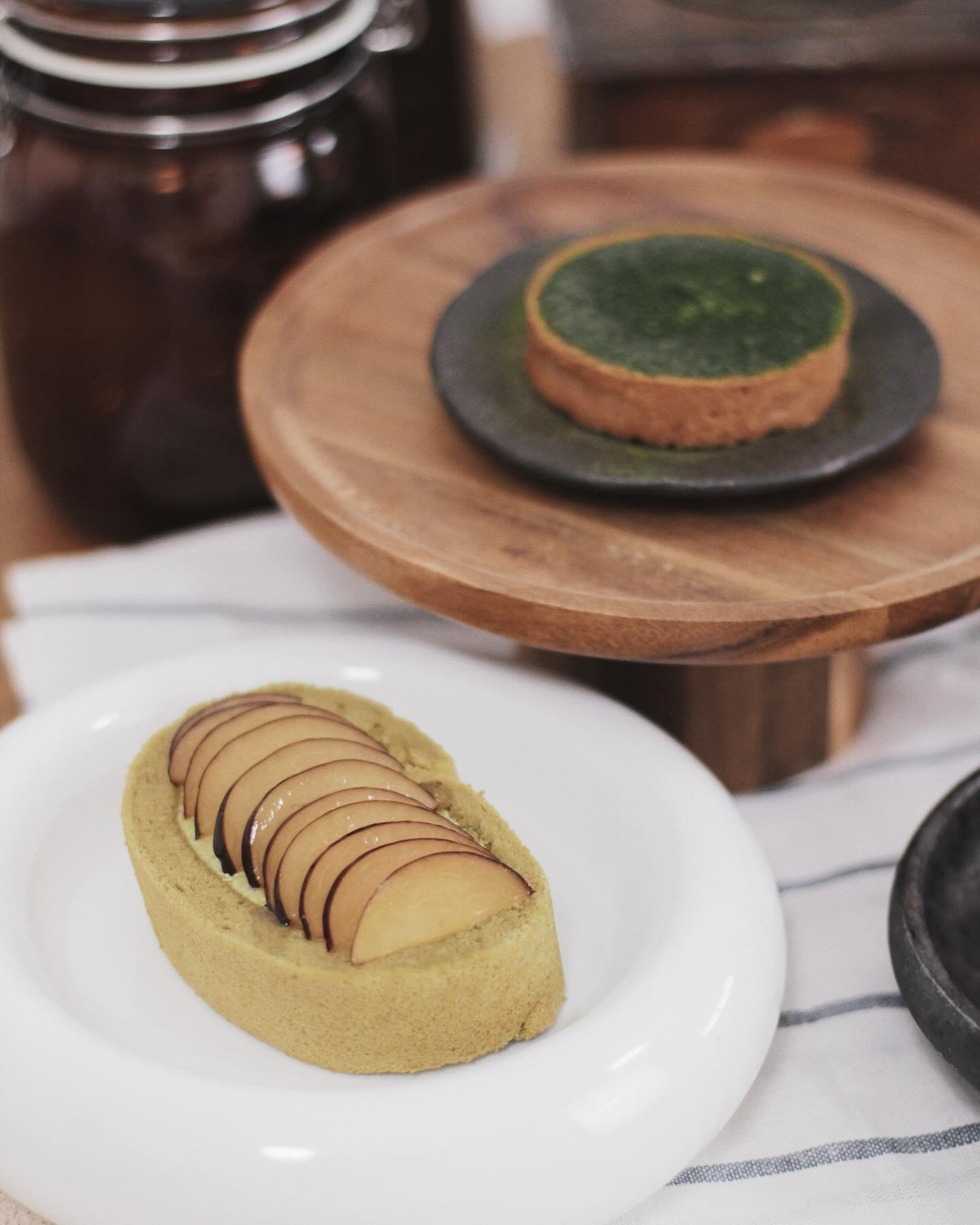 Genmaicha contrasted with the freshness of plum.
And in the background, an explosion of matcha.