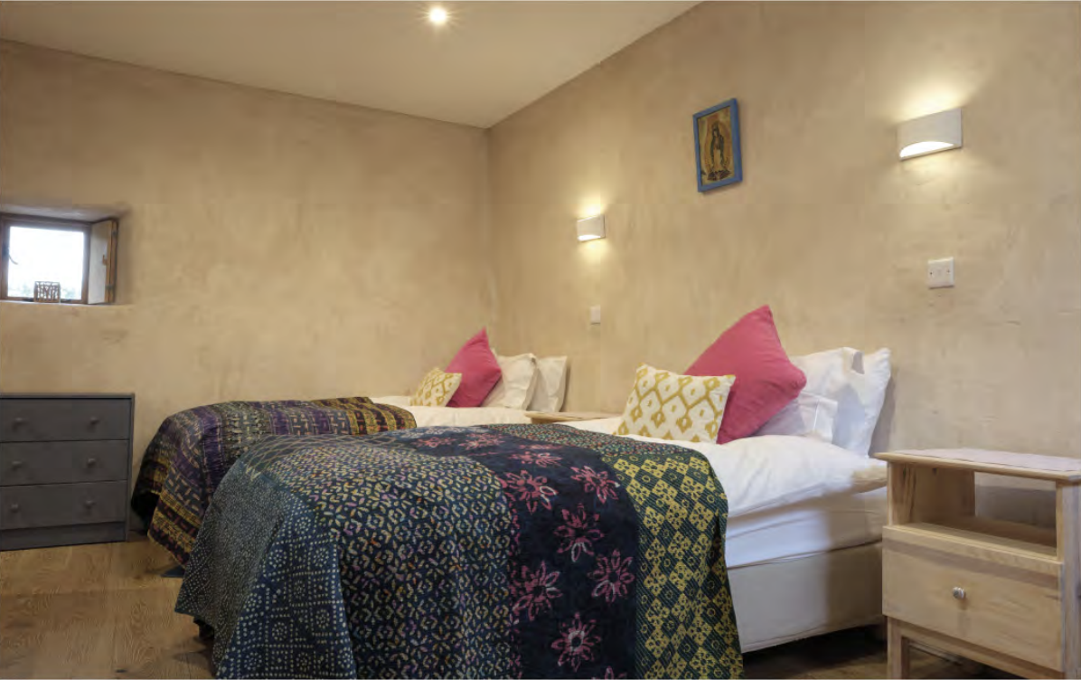 Pigstyle, double or two singles, en suite with bath and shower