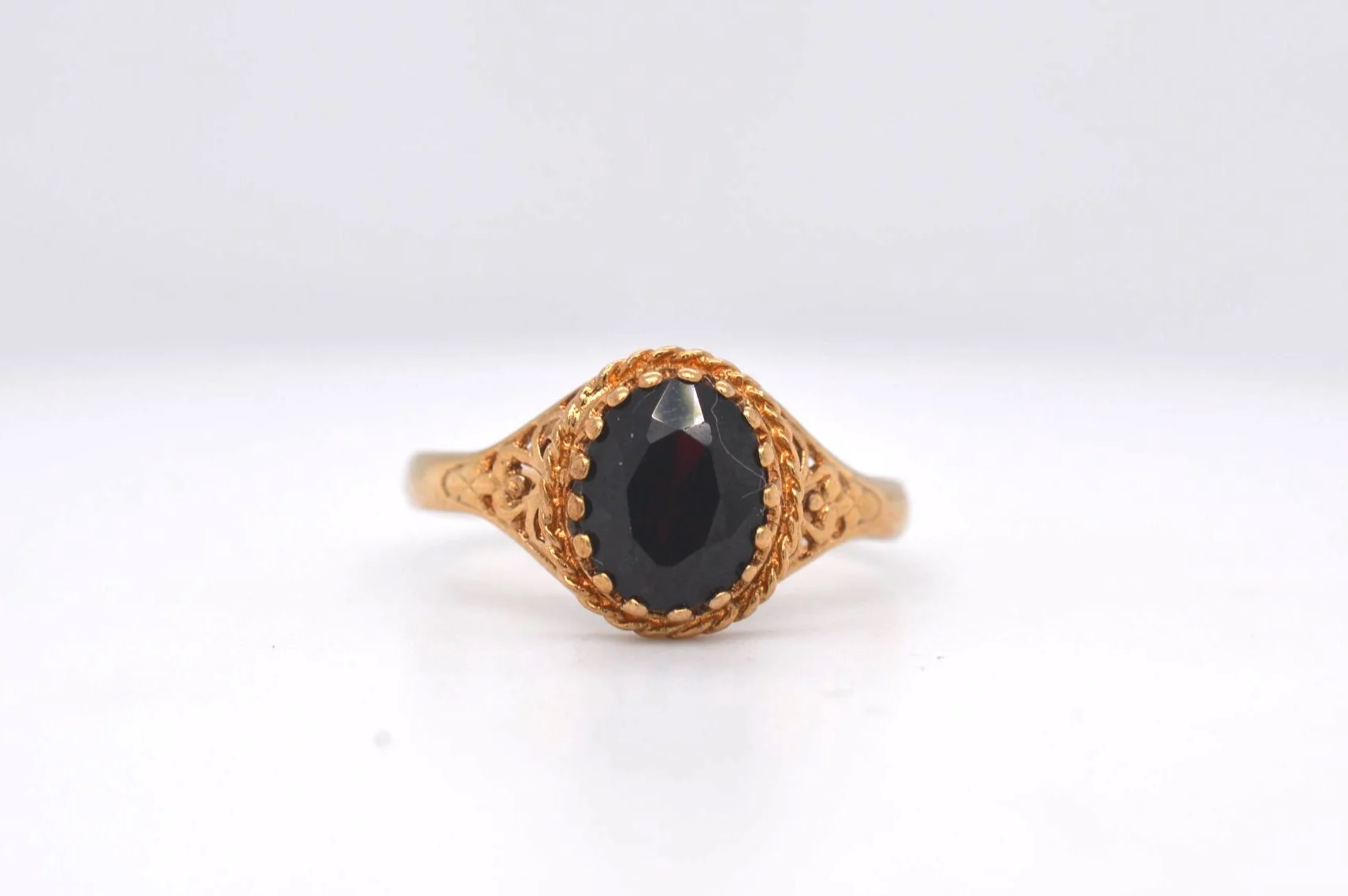 9ct Garnet Ring Price Band A (£0 - £250) BO23