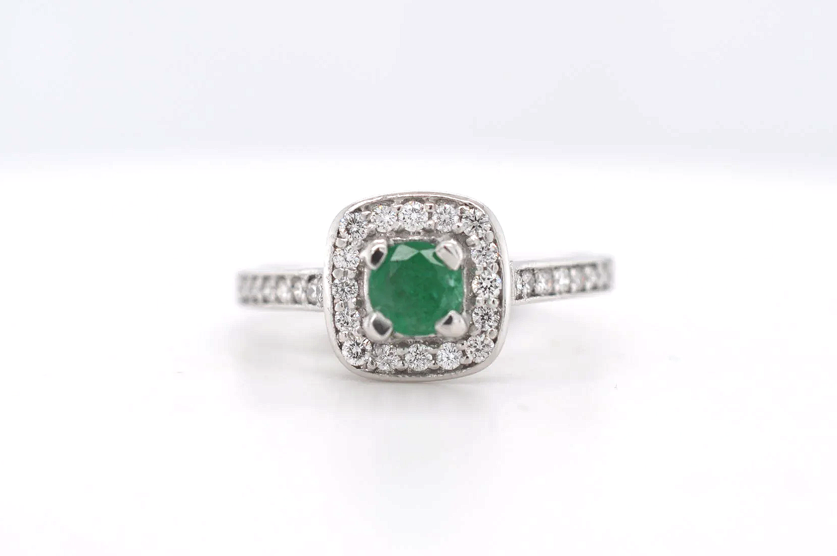 18ct White Gold Emerald & Diamond Ring  Price Band H £1,750 - £2,000) EJ27