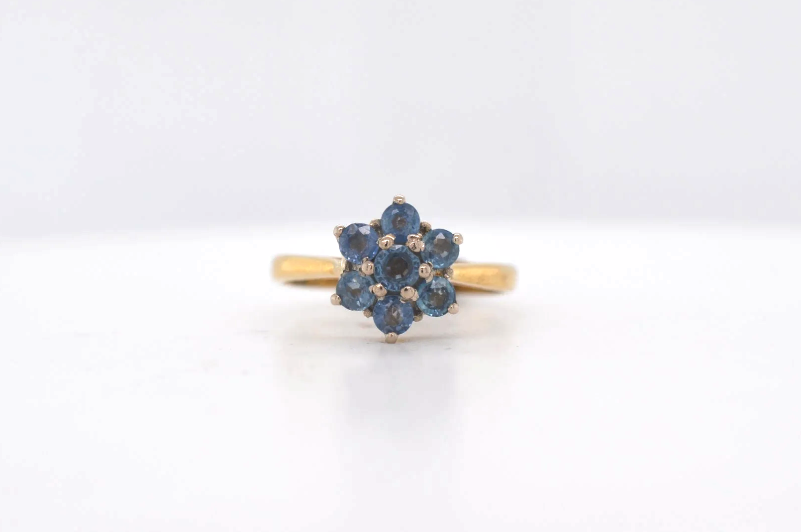 18ct Sapphire Cluster Price Band B (£250 - £500) EE04