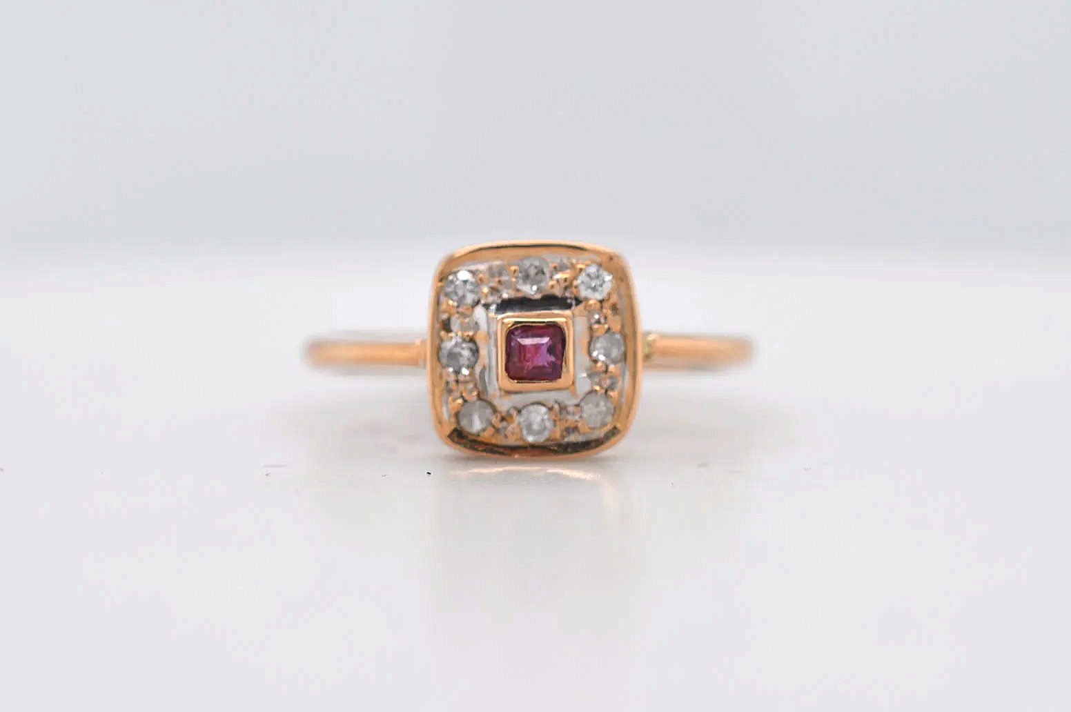 18ct Ruby & Diamond Ring (Price Band B £250 - £500)  EO19