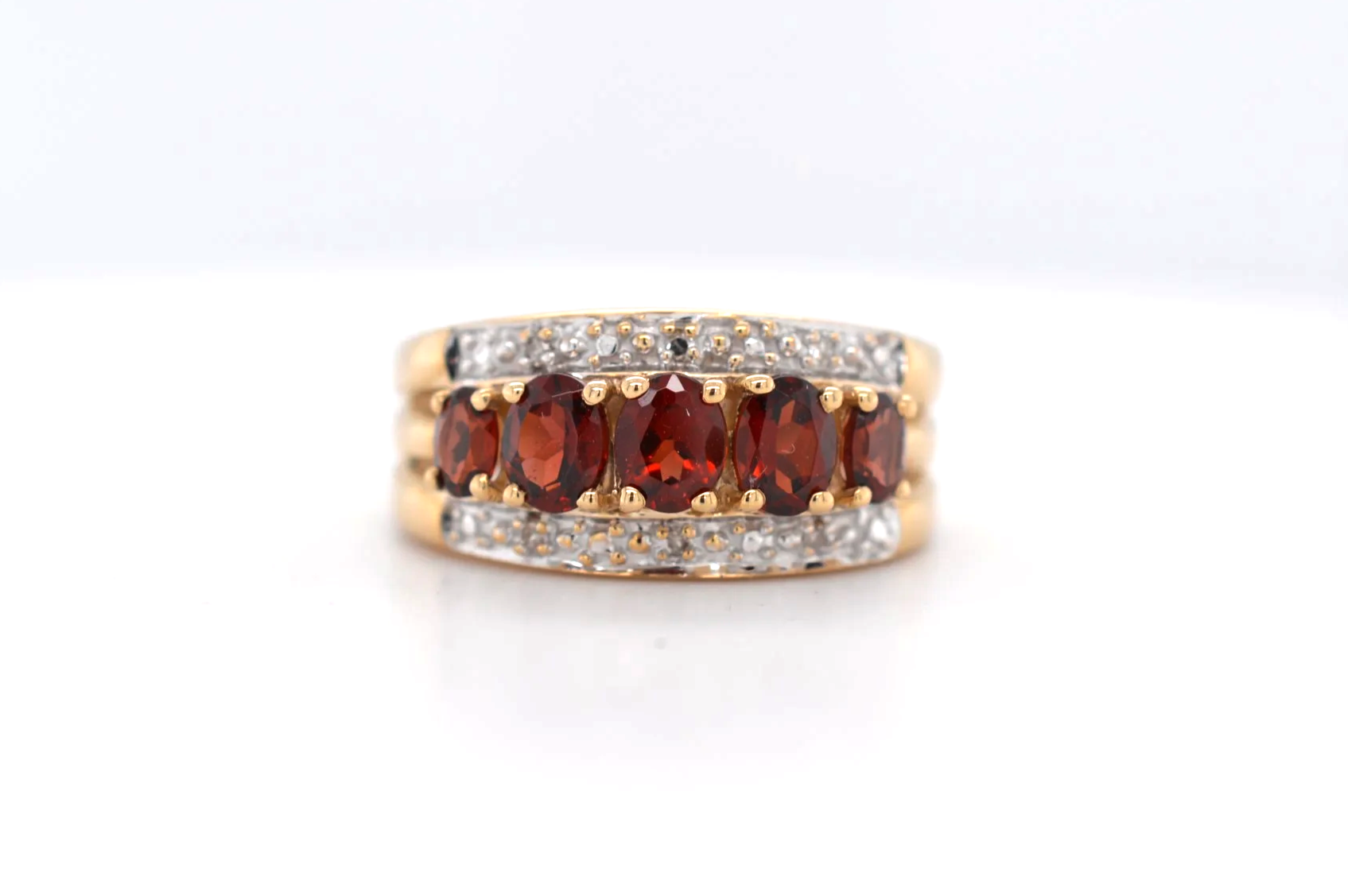 9ct Garnet & Diamond Ring (Price Band B £250 - £500) EO21