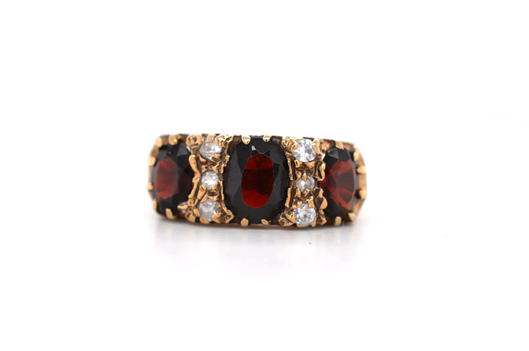9ct Garnet & Diamond  (Price Band B £250 - £500) 4I3