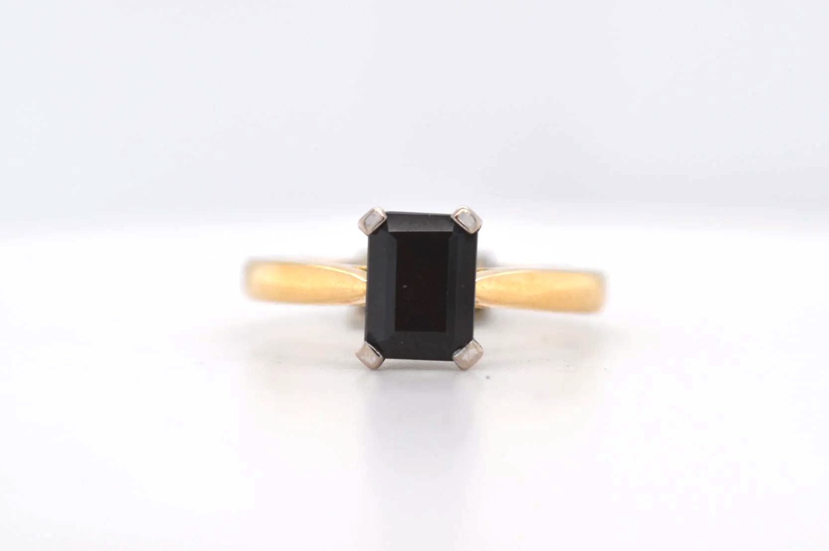 9ct Garnet Price Band C (£500 - £750) EM19