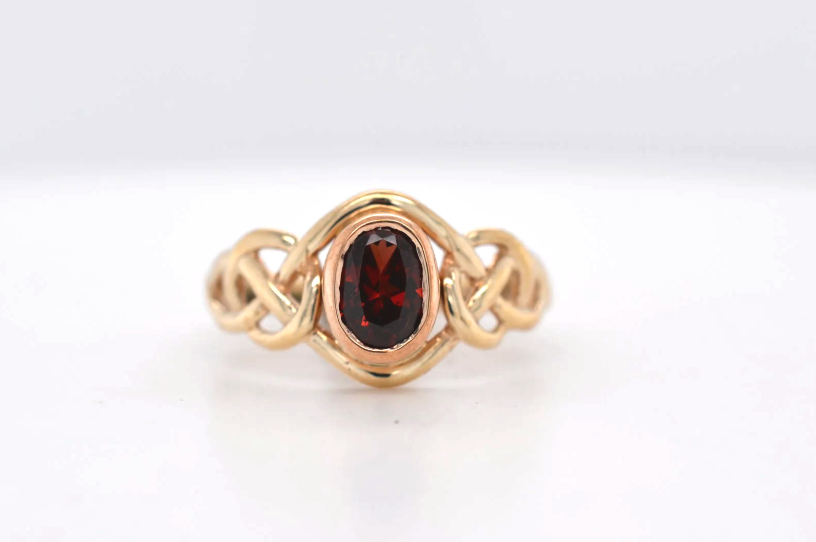 9ct Garnet Ring (Price Band B £250 - £500) ER29