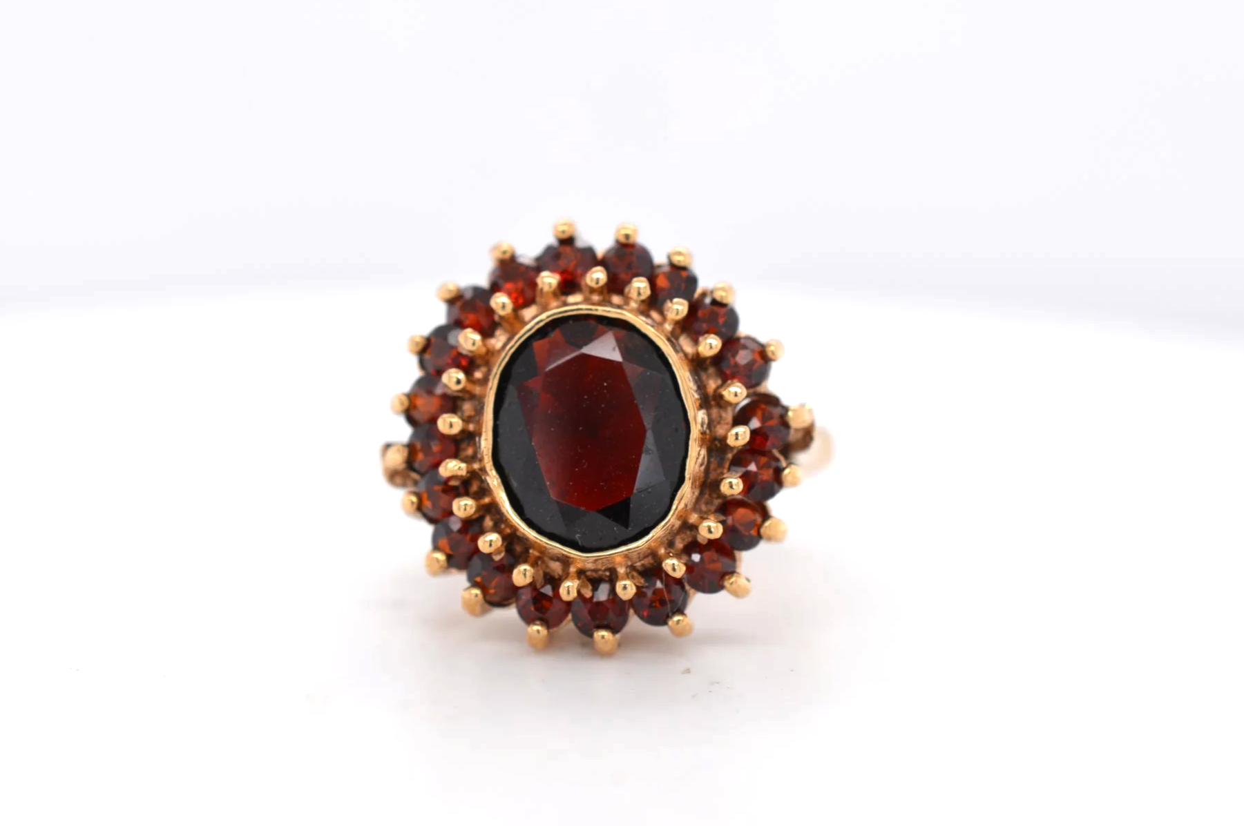 9ct Garnet Price Band C (£500 - £750) EK14