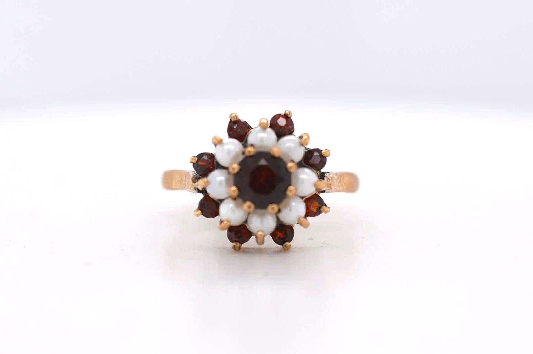 9ct Garnet & Seed Pearl Price Band A (£0 - £250) DL26