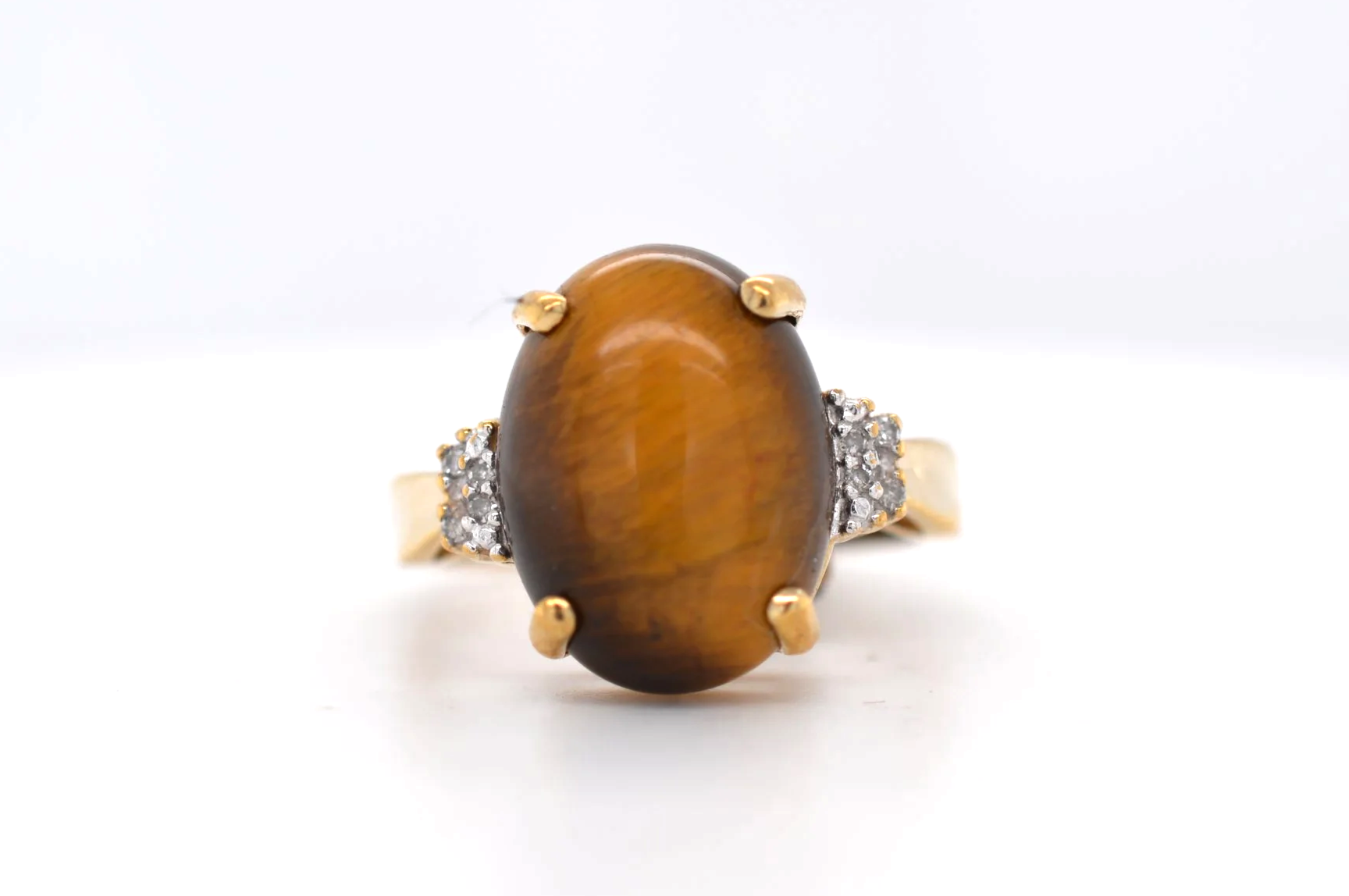 9ct Tigers Eye & Diamond Ring (Price Band B £250 - £500) EI16