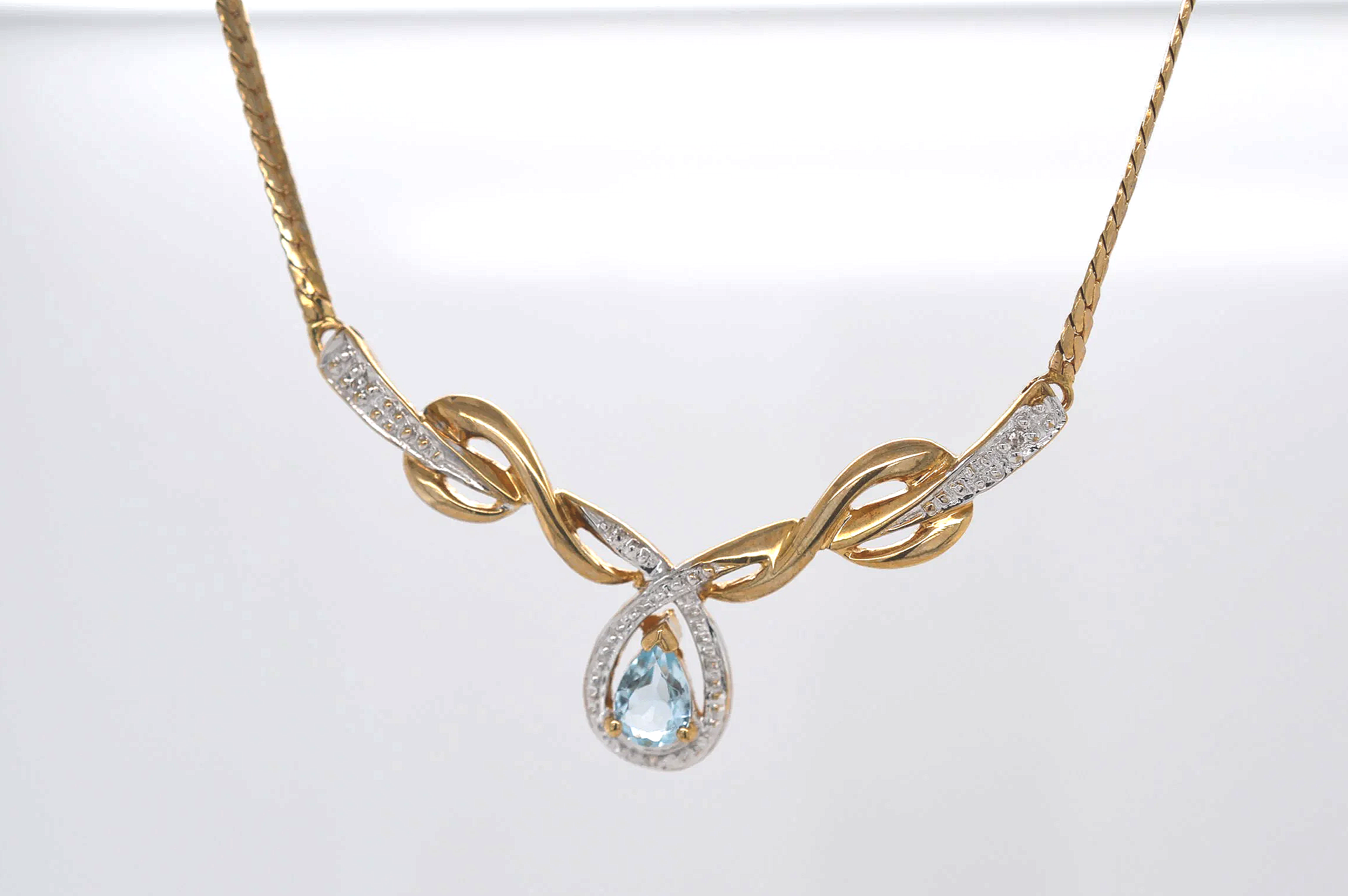 9ct Aqua & Diamond (Price Band B £250 - £500) DS04