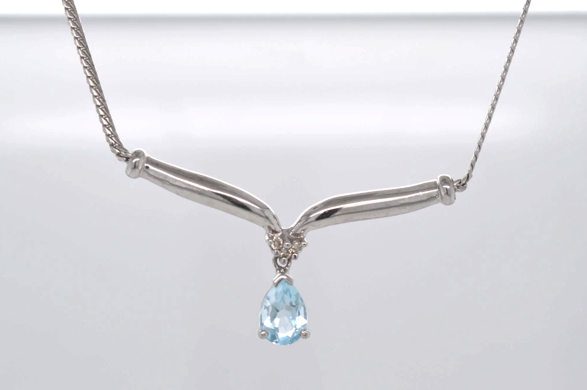 9ct Blue Topaz & Diamond (Price Band B £250 - £500) EM14