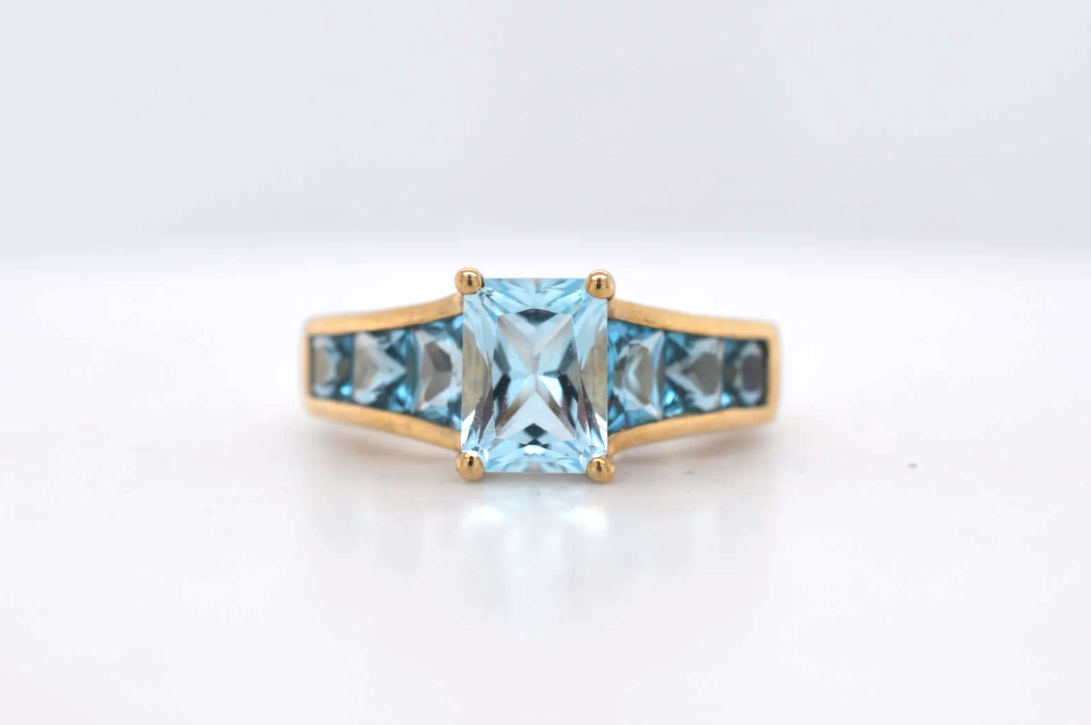 9ct Blue Topaz (Price Band B £250 - £500) EH29