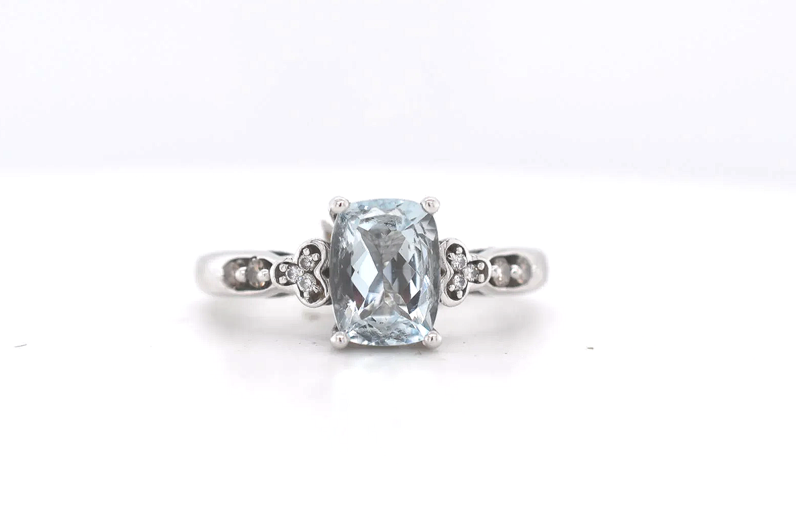 14ct Aqua & Diamond Price Band C (£500 - £750) EV05