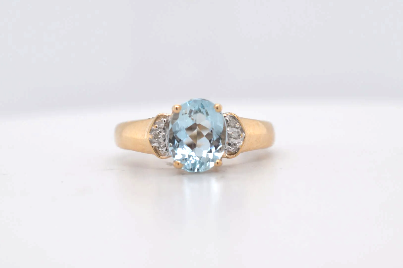 9ct Blue Topaz & Diamond (Price Band B £250 - £500) EU05
