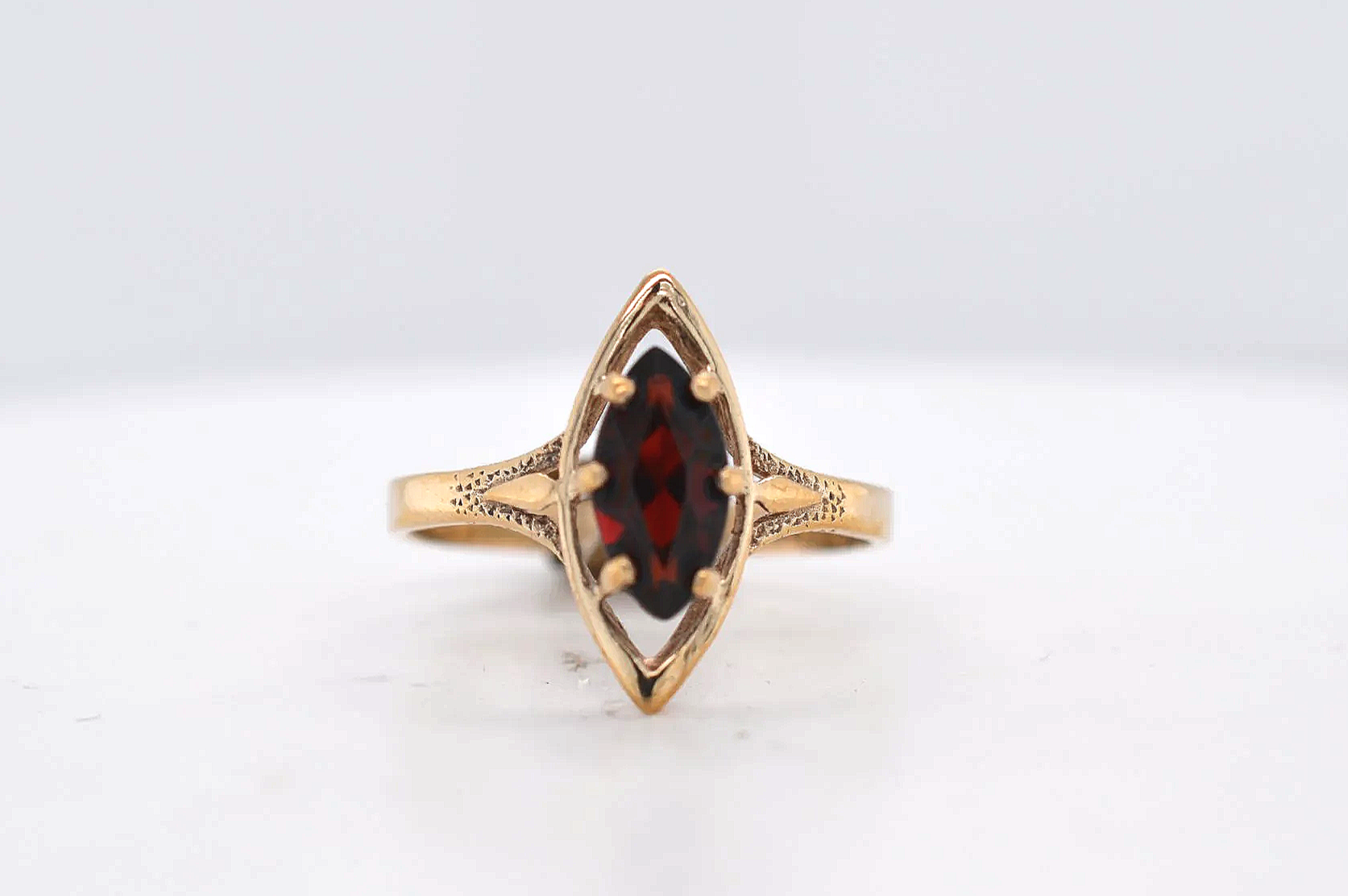 9ct Garnet Ring Price Band A (£0 - £250) ET03