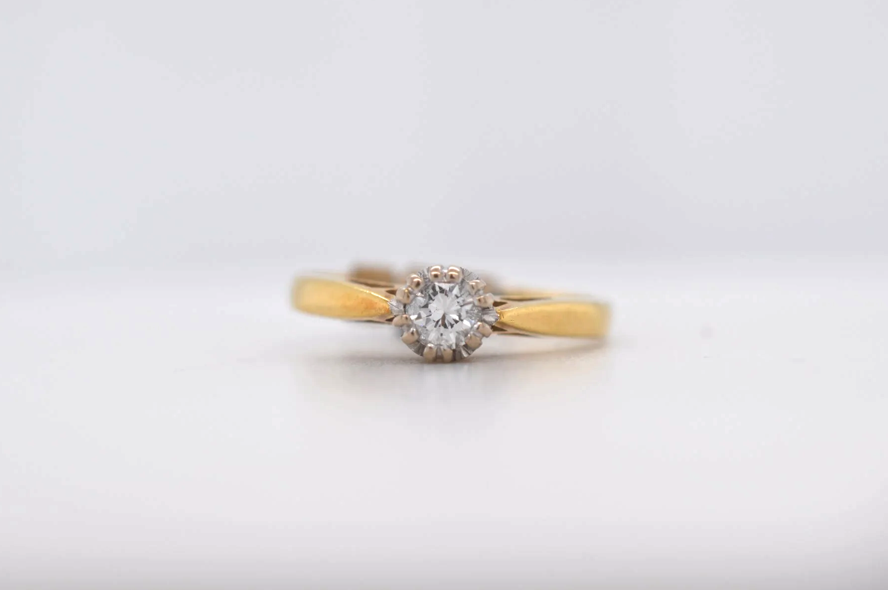 18ct Diamond Price Band B (£250 - £500) BI24
