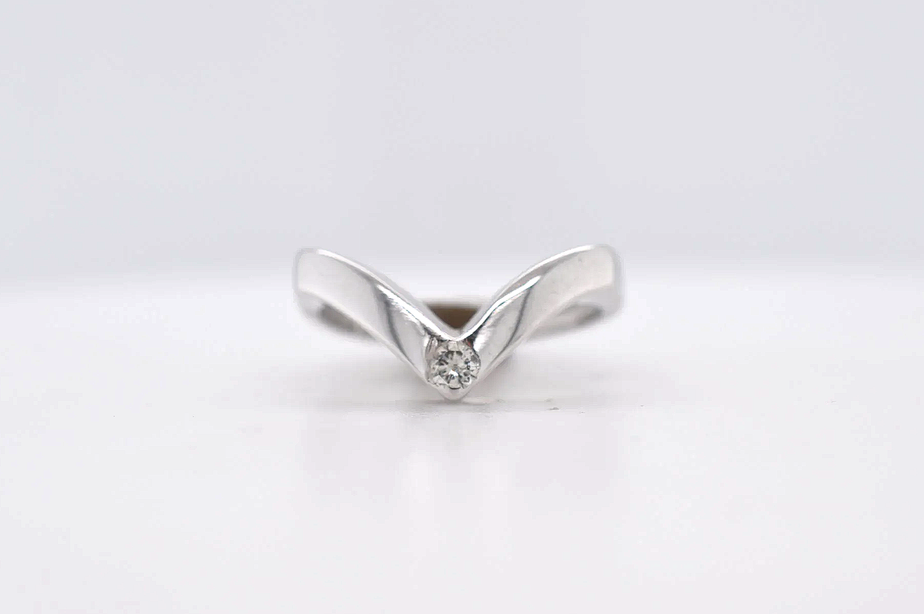 18ct Diamond Wishbone   Price Band D (£750 - £1,000) EL24