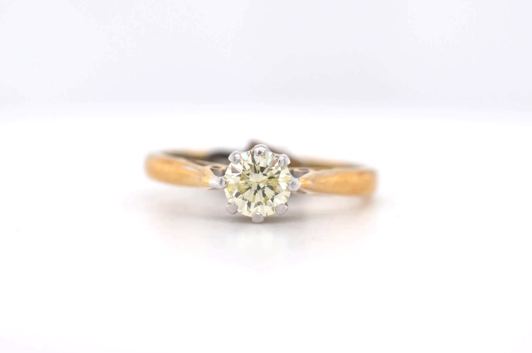 18ct Yellow Gold Round Brilliant Diamond Price Band E (£1,000 - £1,250) EG09