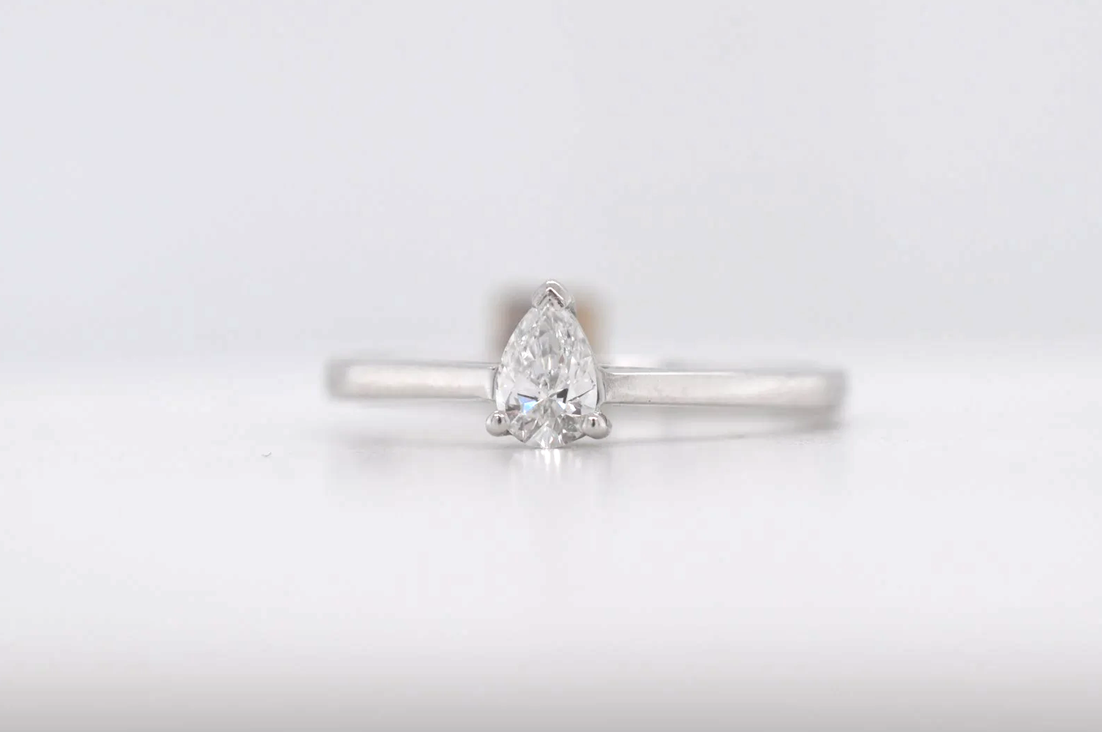 18ct Pearshape Diamond Price Band C (£500 - £750) EW05