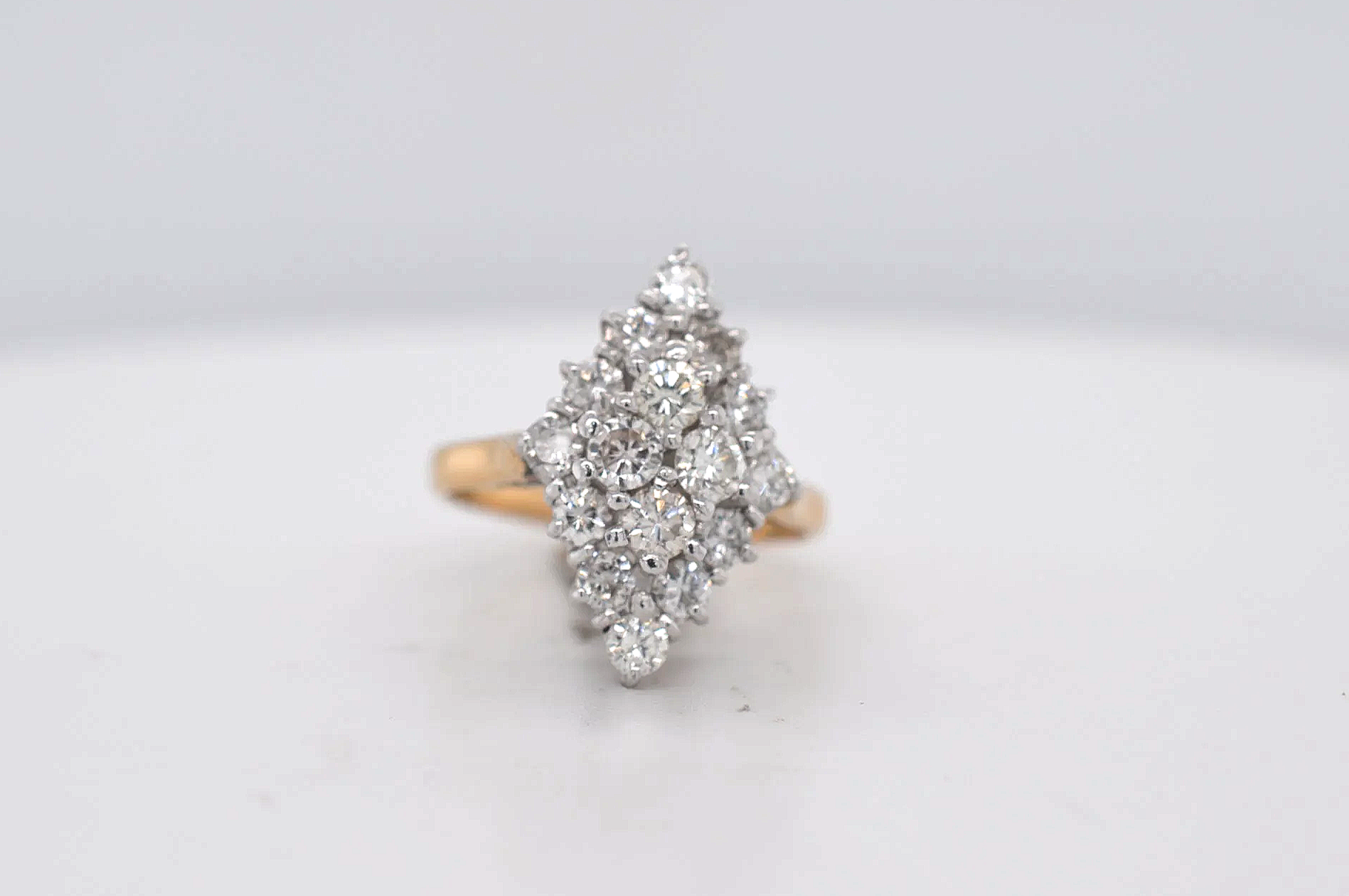 18ct Diamond Cluster  Price Band E (£1000 - £1,250) EW26