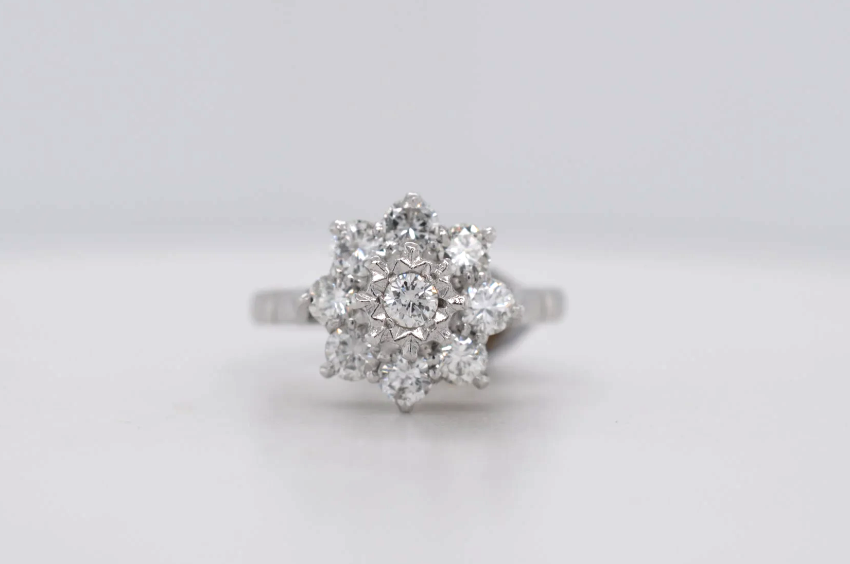 18ct Diamond Cluster  Price Band E (£1000 - £1,250) EW21