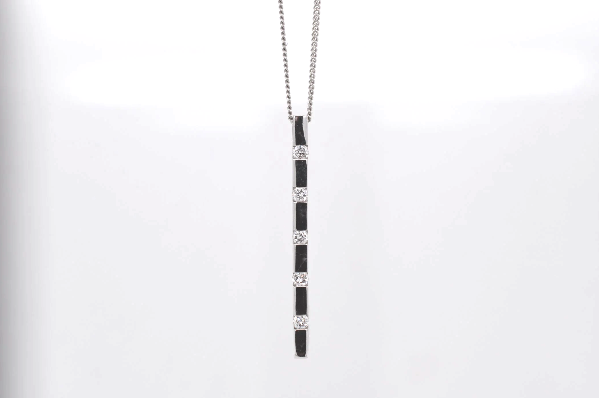 9ct White Gold & Diamond Pendant & Chain Price Band A (£0 - £250) EW22