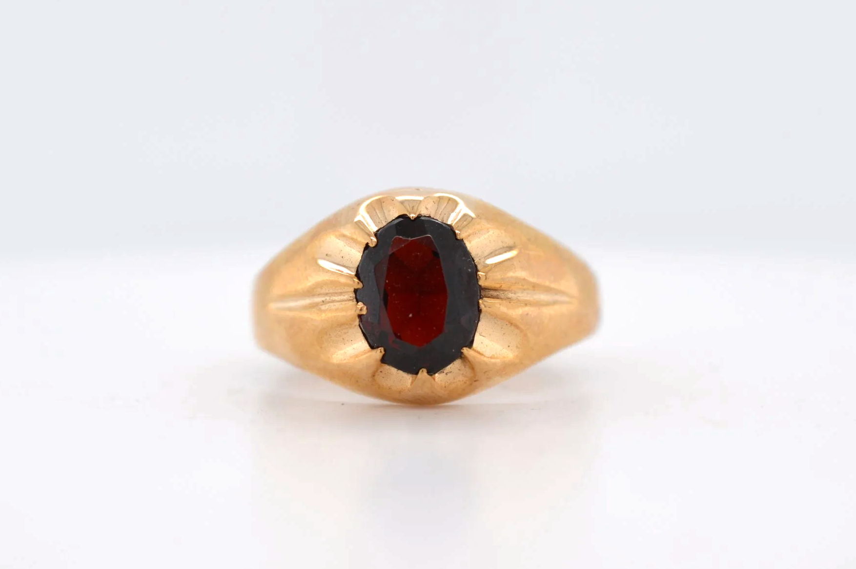 9ct Garnet Signet Price Band B (£250 - £500) EB22