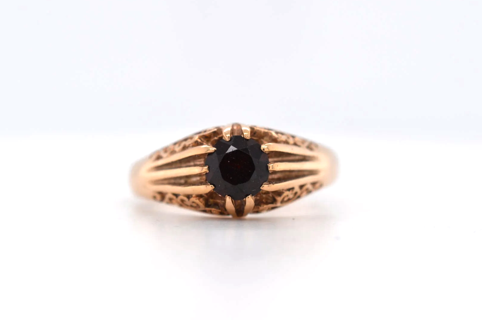 9ct Garnet Signet Price Band B (£250 - £500) EL01