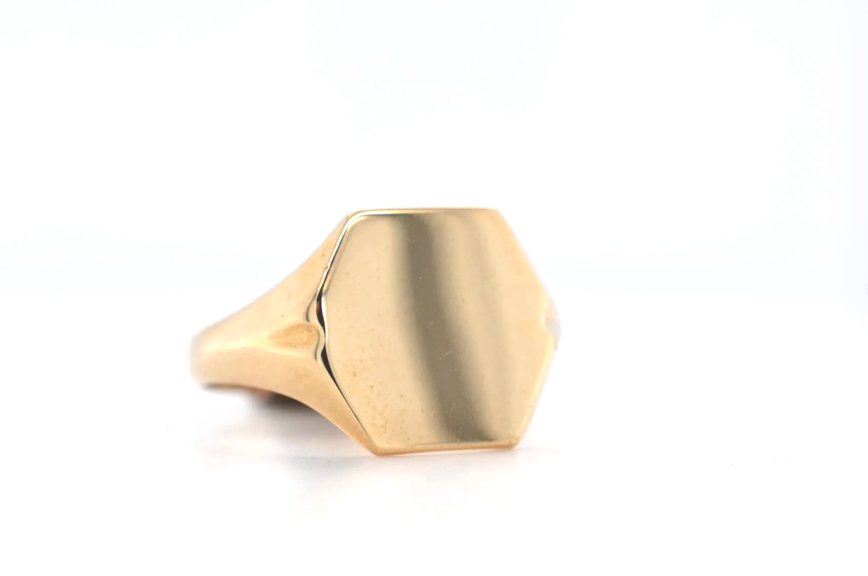9ct Signet Ring Price Band B (£250 - £500) EJ11
