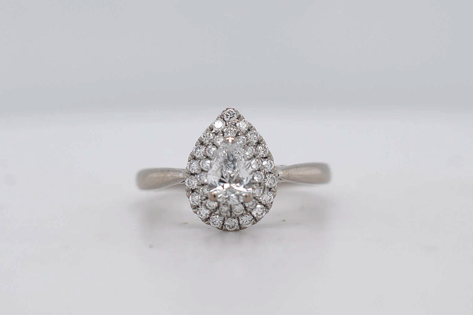 18ct White Gold Diamond Pearshape Halo Ring   Price Band D (£750 - £1,000) FA26