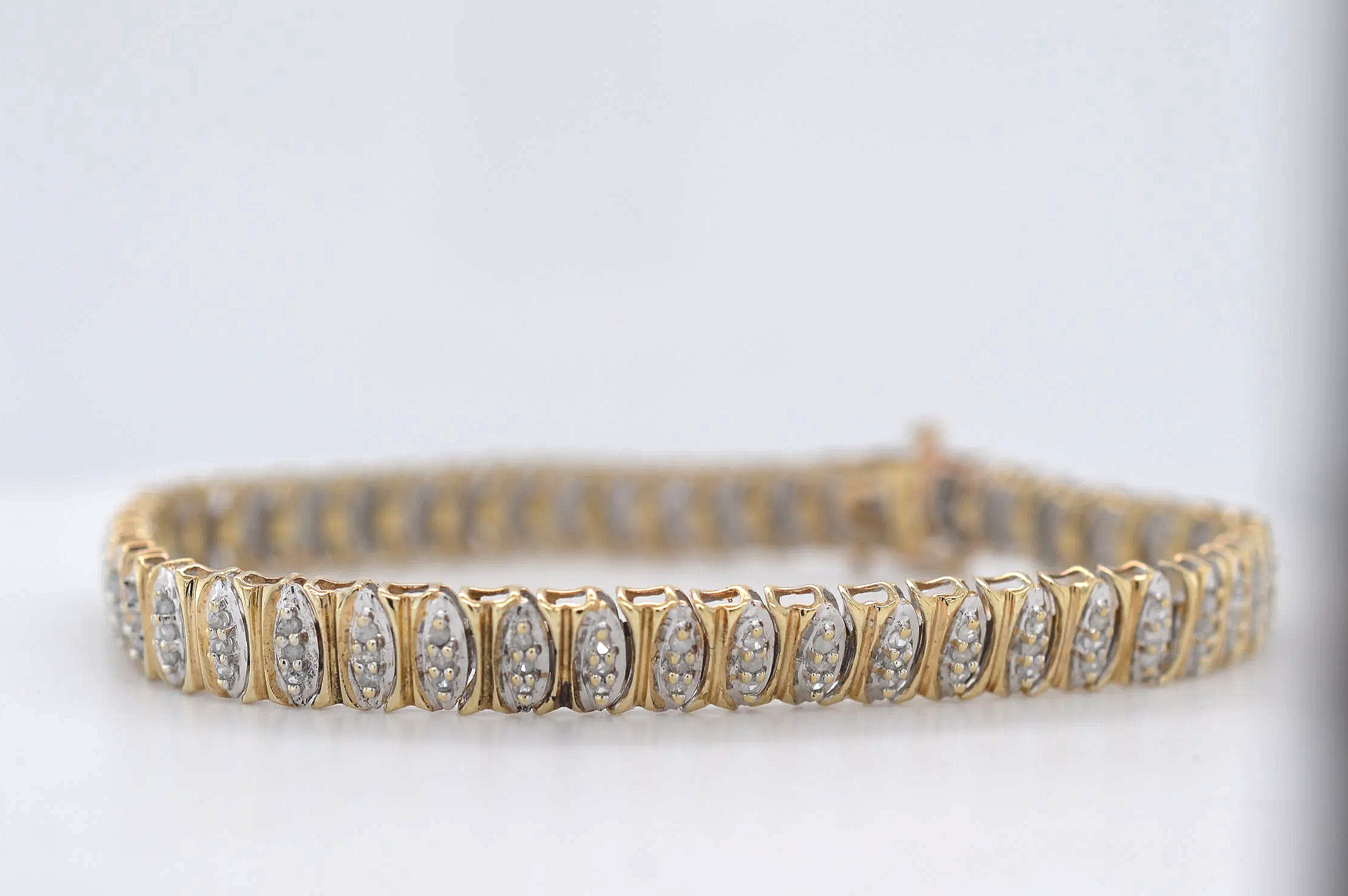 9ct Diamond Bracelet  Price Band E (£1000 - £1,250) EZ15