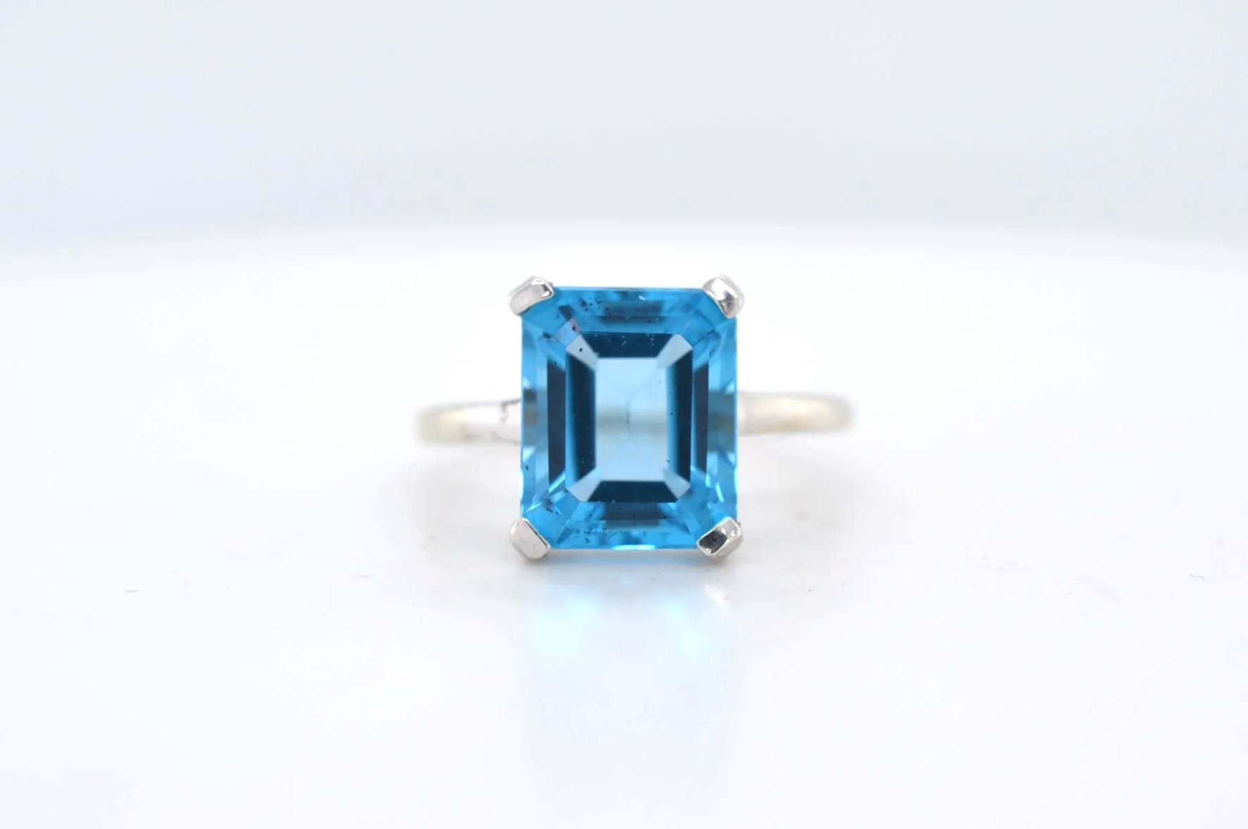 9ct Blue Topaz Ring (Price Band B £250 - £500) EZ13