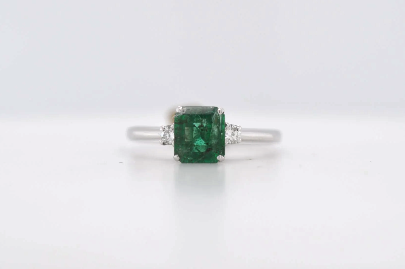 18ct White Gold Emerald & Diamond Price Band C (£500 - £750) FB13