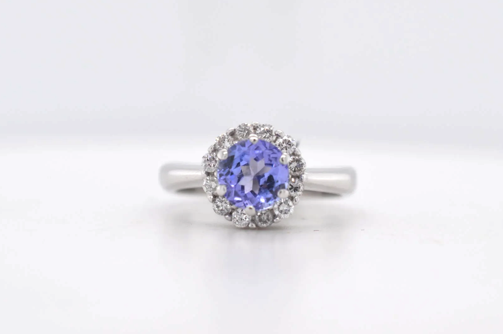 18ct Tanzanite & Diamond Price Band C (£750 - £1000) FB30