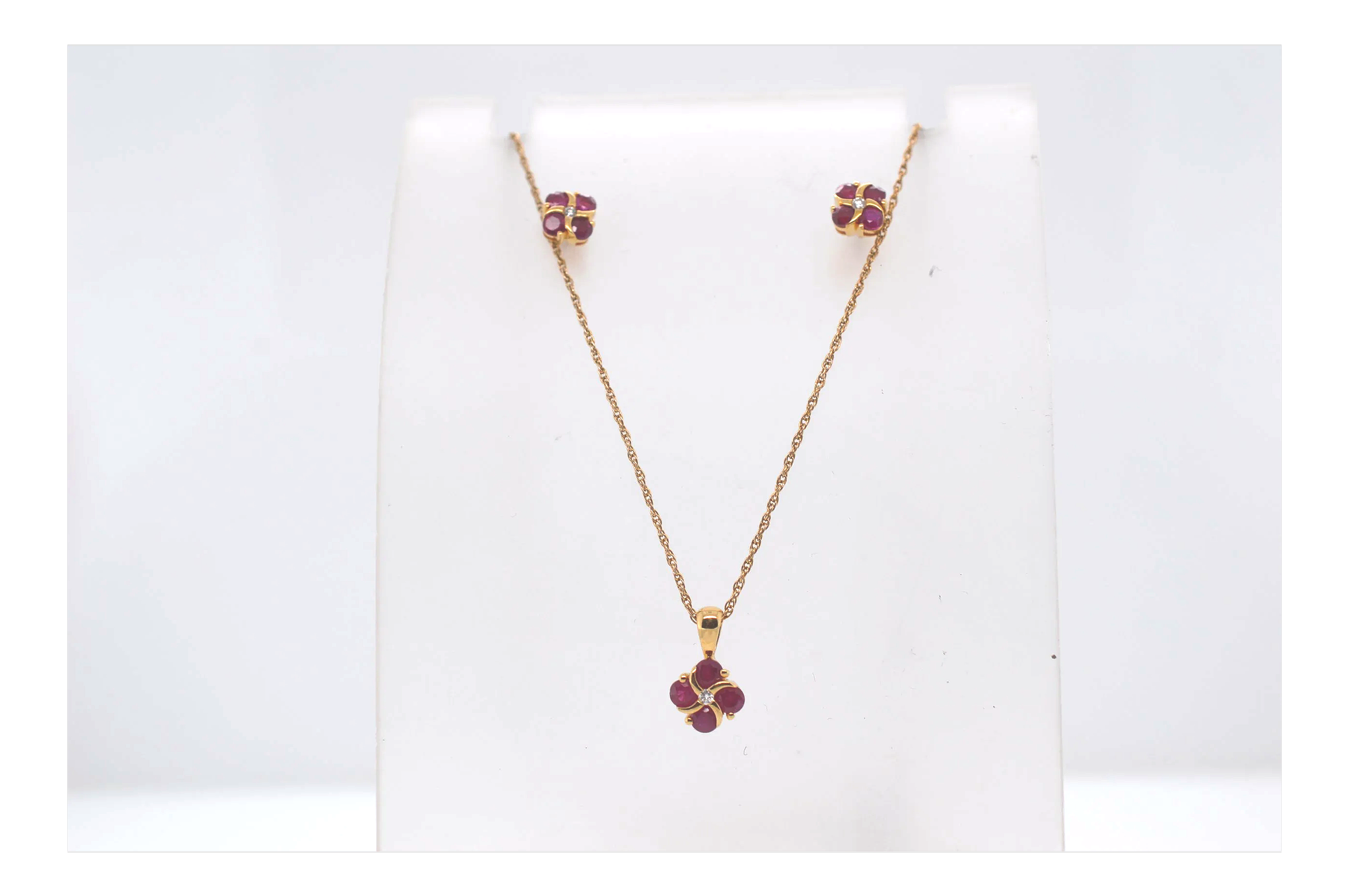 18ct Ruby & Diamond Set Price Band D (£750 - £1000) FK07