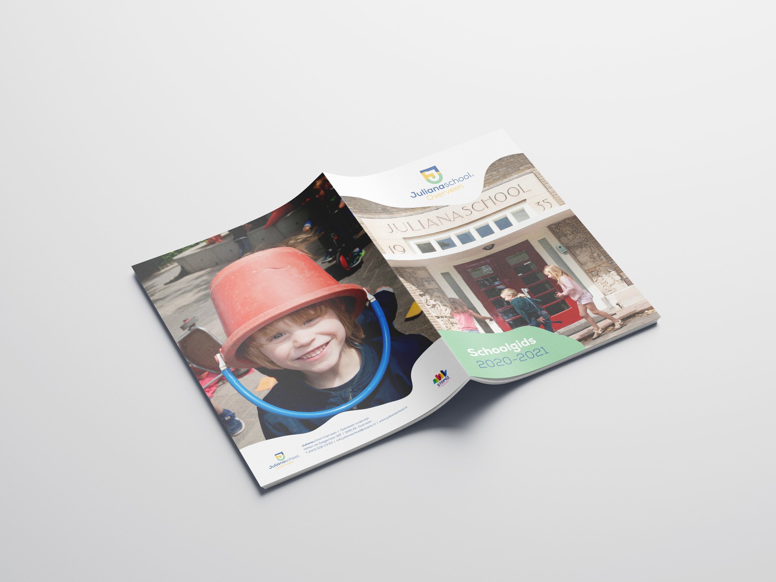 Opengeklapt schoolgidsboekje met de tekst 'Julianaschool Overveen' en 'Schoolgids 2020-2021', met foto's van kinderen en de school.