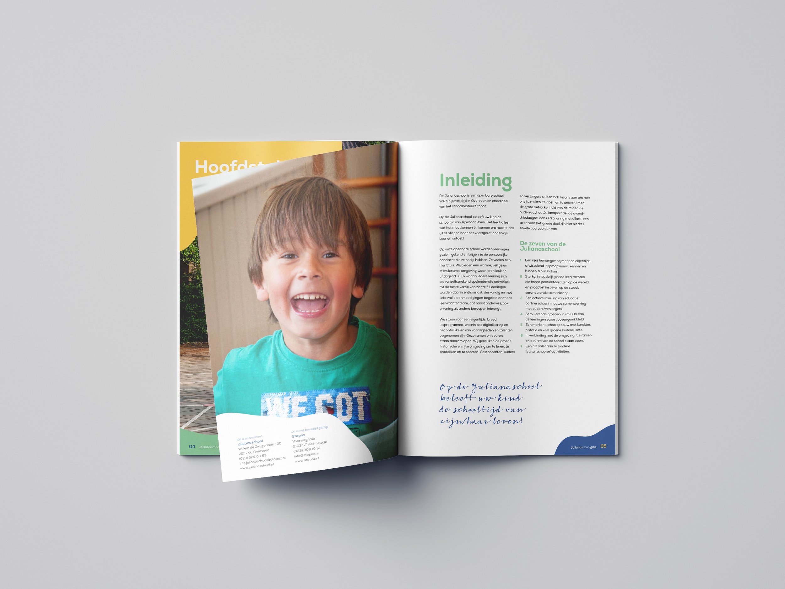 Open brochure met een lachend kind en tekst "Inleiding"