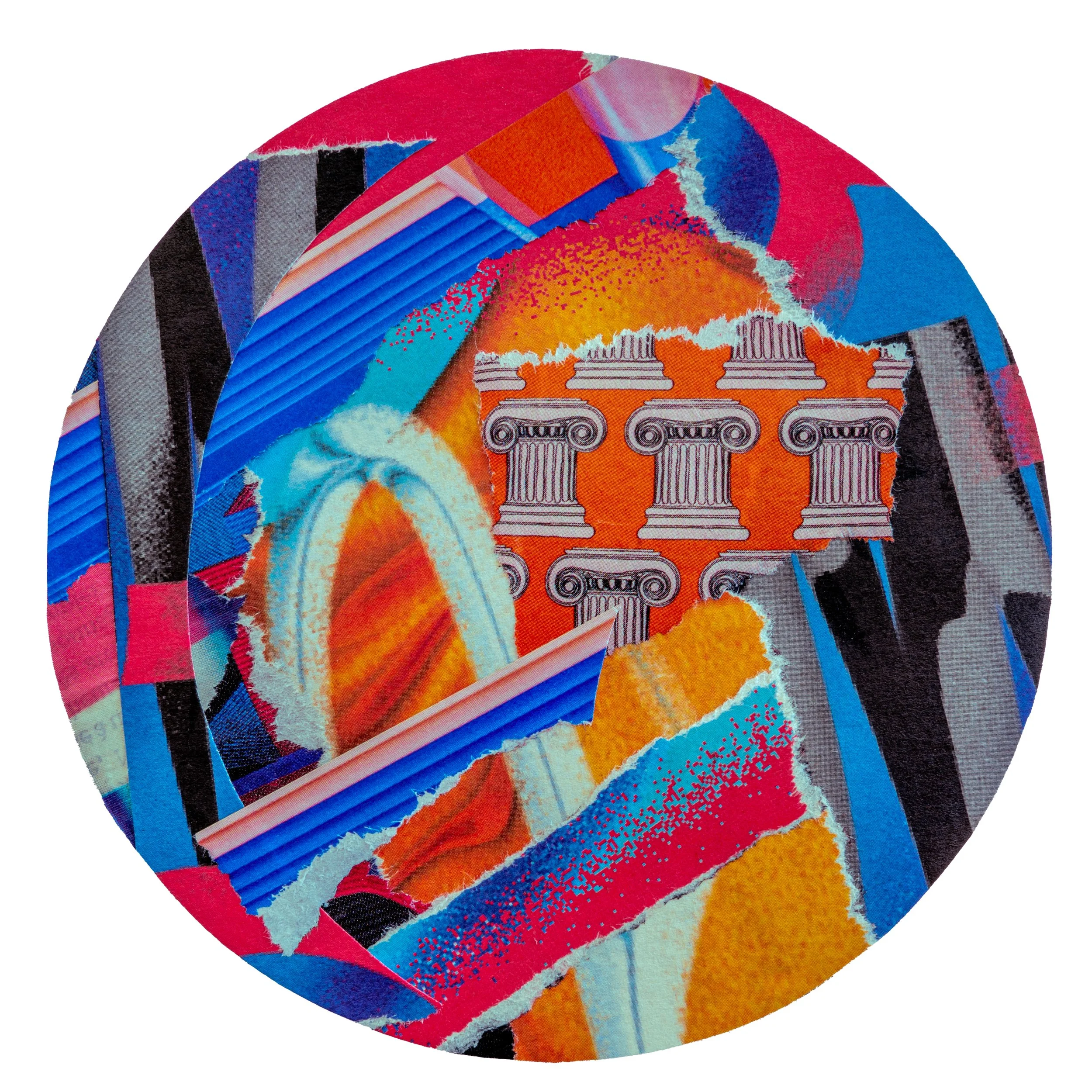 Illustration graphique structurée abstraite aux couleurs orange, bleu et rose, imprimée sur t-shirt noir.