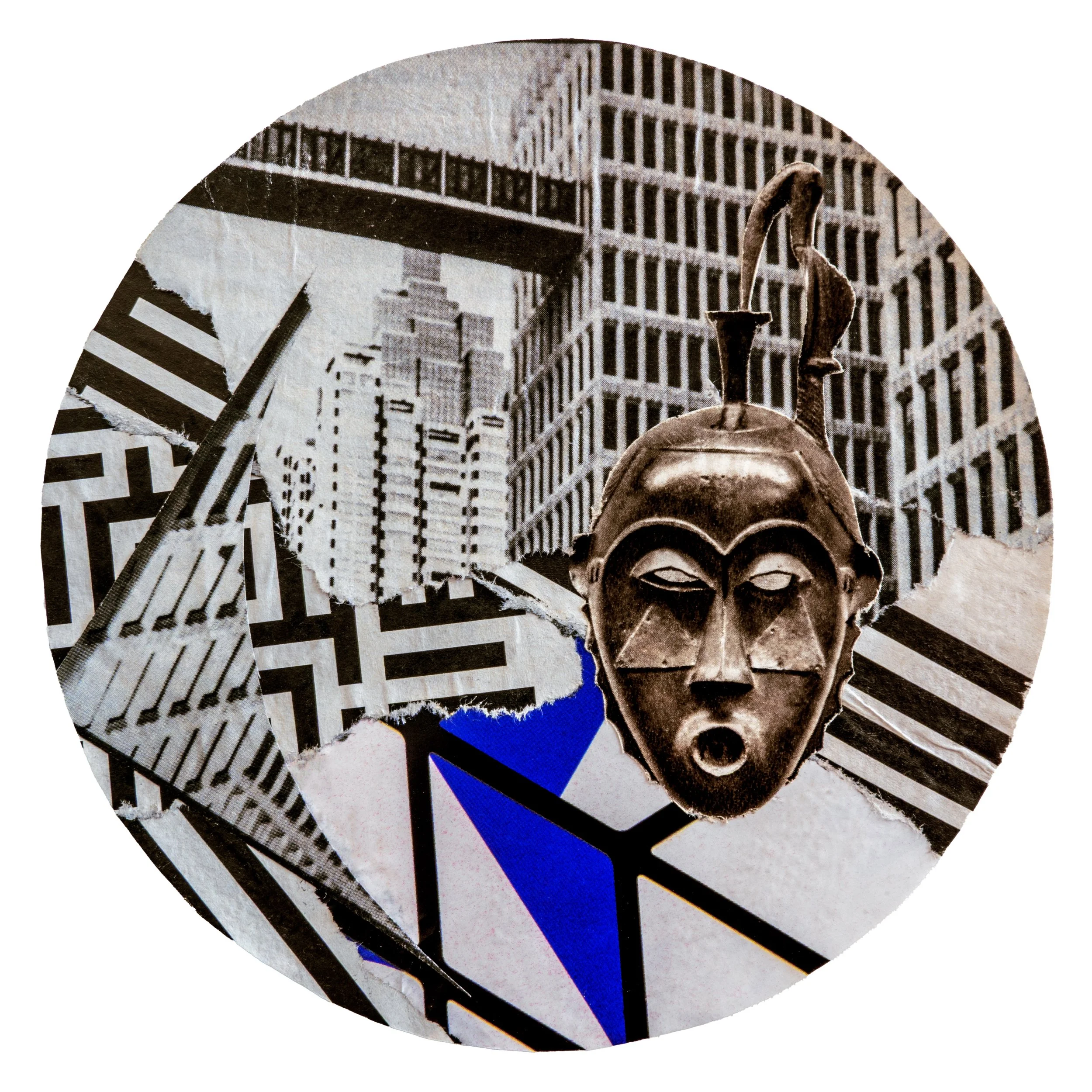 Illustration graphique mêlant paysage urbain de type ville contemporaine et masque ancien, imprimée sur tote bag noir en coton.