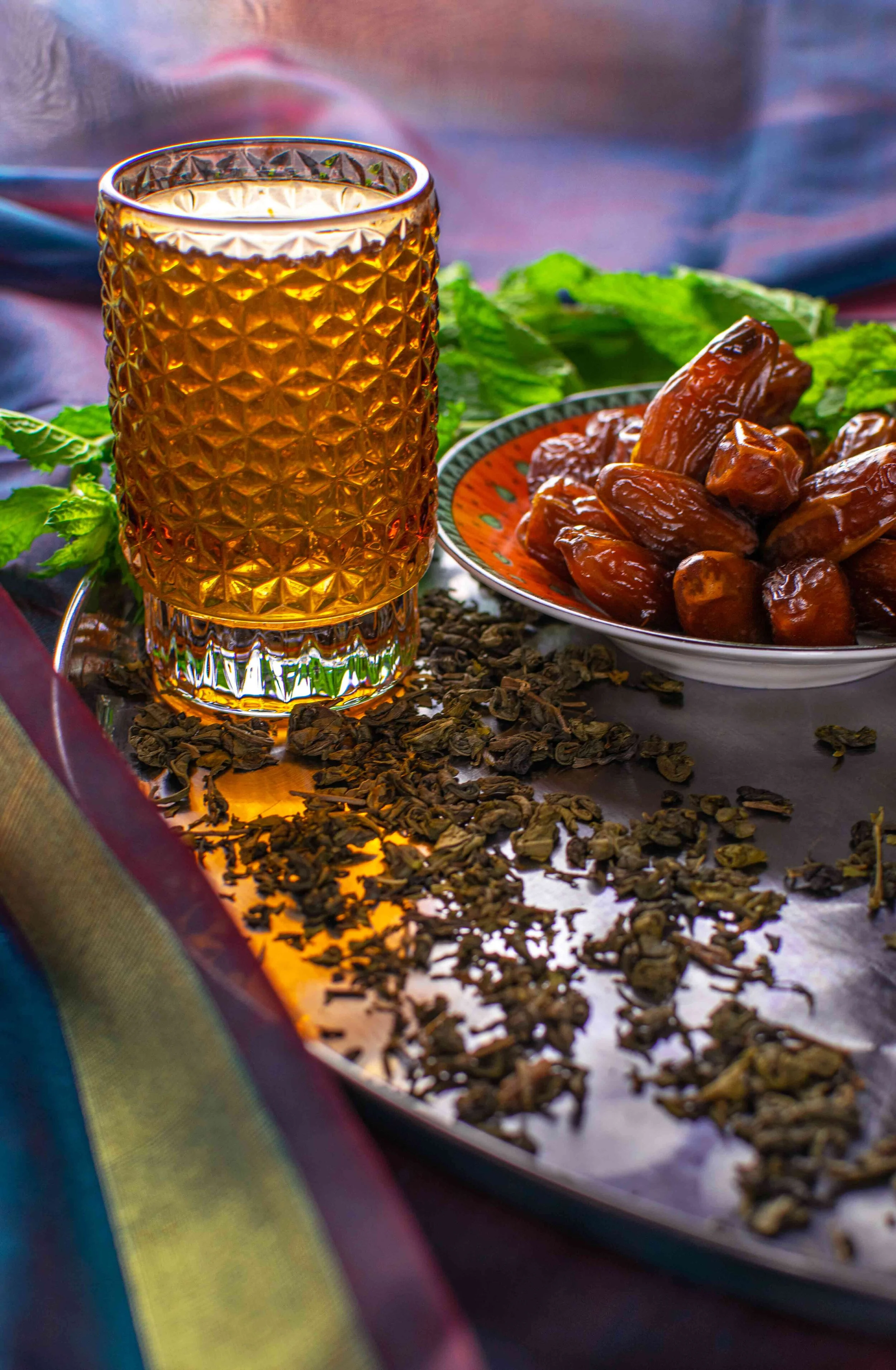 Photographie scénographiée d’un thé à la menthe et de dattes, prestation photographique Culinaire de Capucine Lambrey.