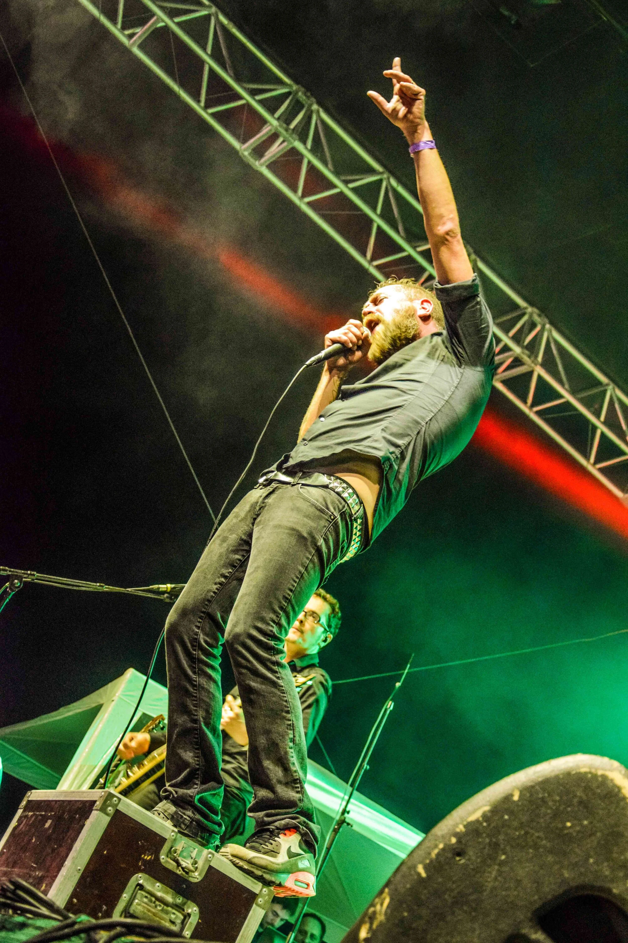 Chanteur de rock au micro lors d’un concert, prestation photographique Évènementiel de Capucine Lambrey.