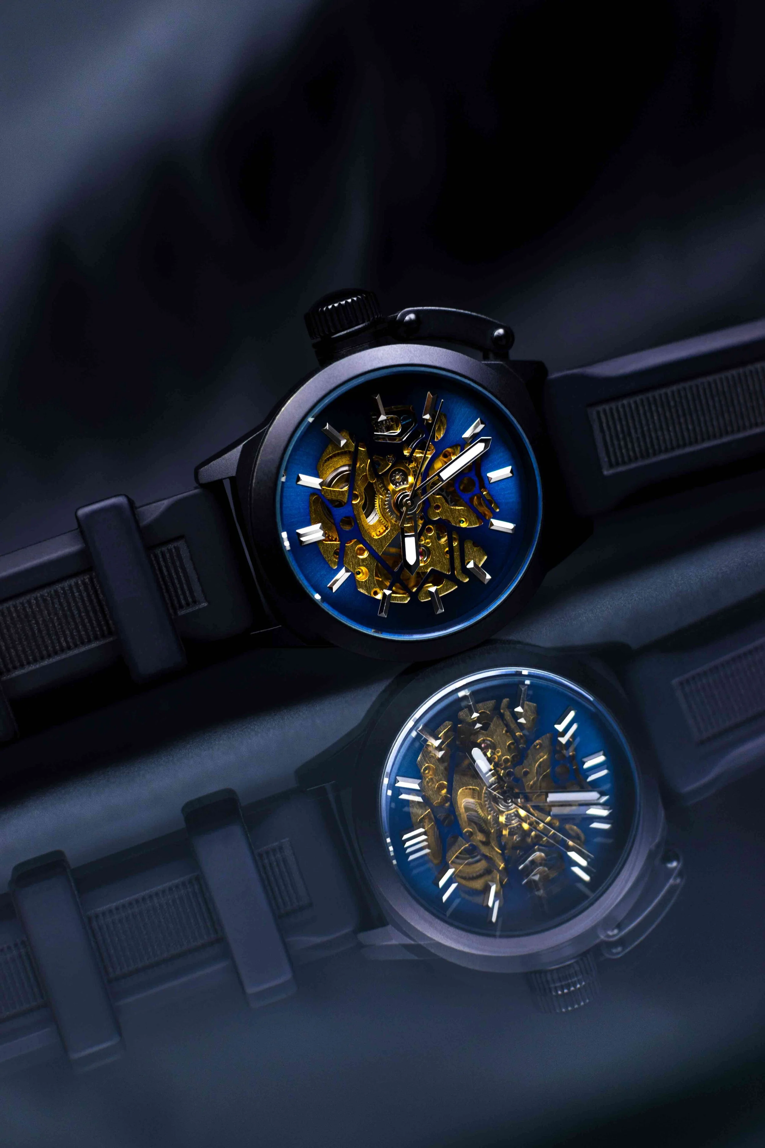 Packshot d’une montre sur fond noir, prestation photographique Produit de Capucine Lambrey.
