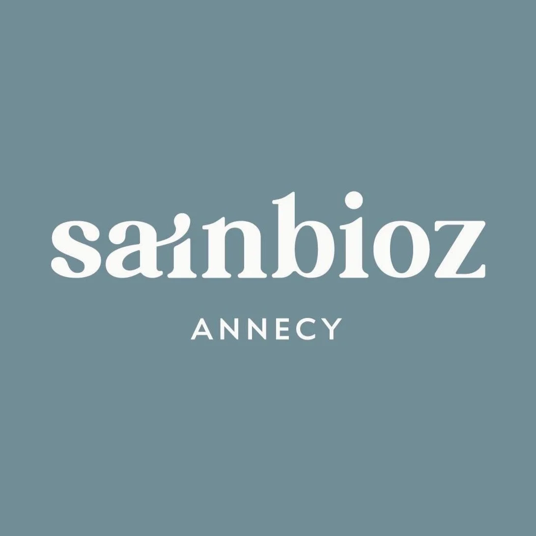 Logo de Sainbioz Annecy, collaboration photographique avec Capucine Lambrey.
