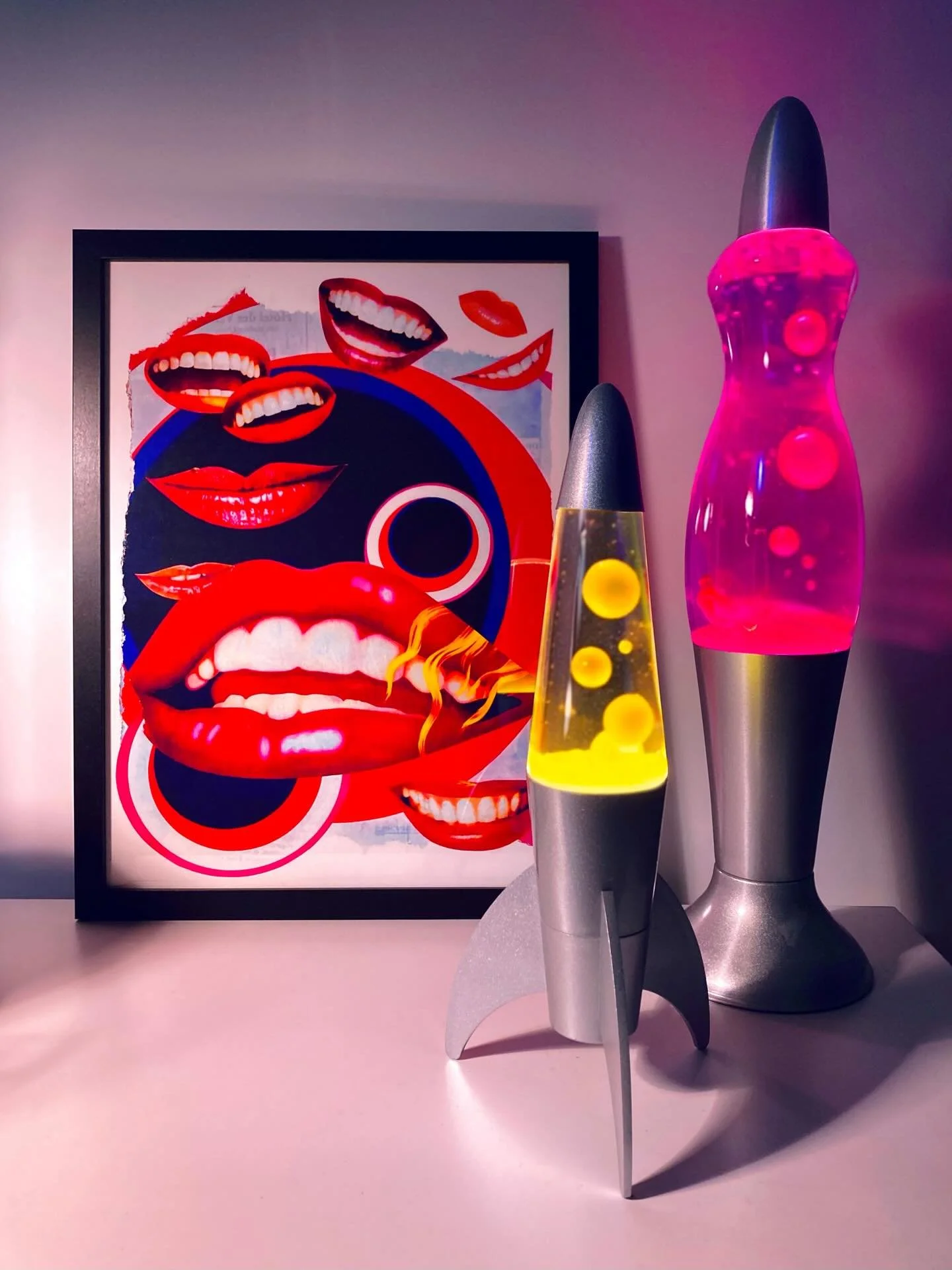 Your daily dose of sexy 70&acute;s vibes with &laquo;&nbsp;XoXo&nbsp;&raquo; 🫦🩷
.
.
.
#retrocollage #lavalamp #70s