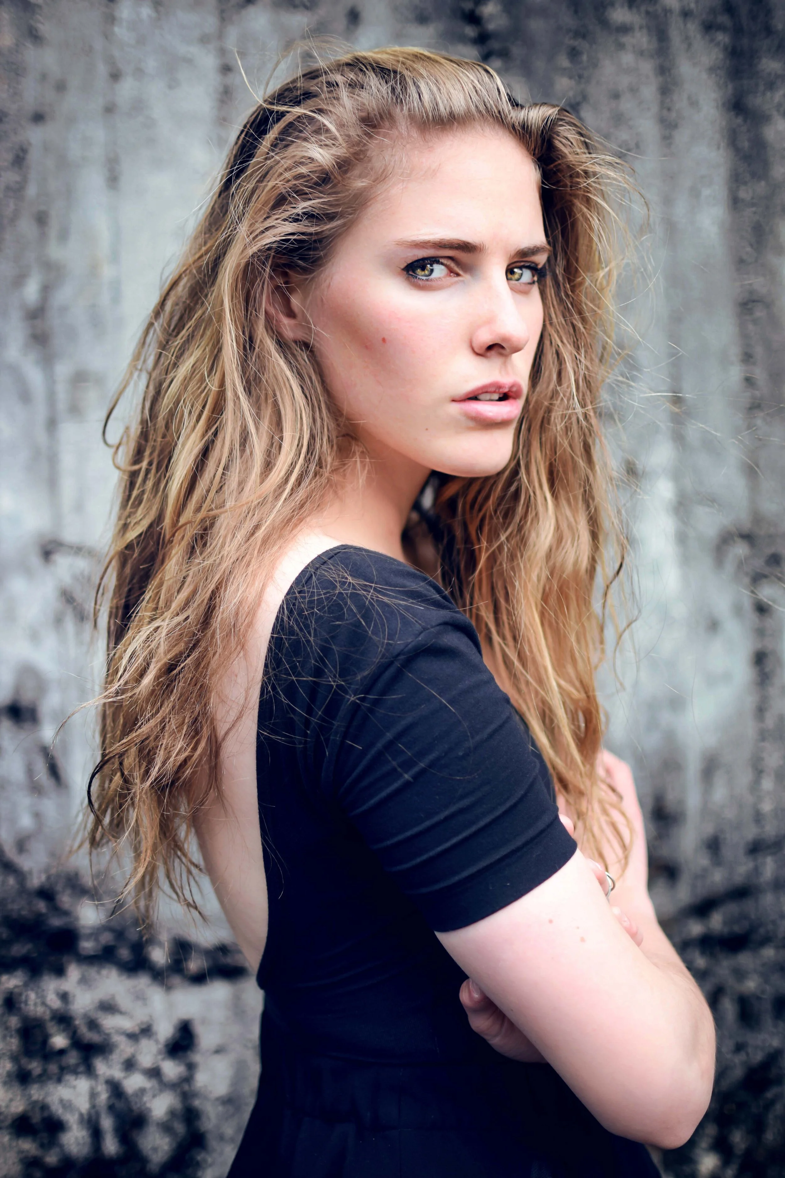 Portrait d’une jeune femme blonde regardant l’objectif, prestation photographique Portrait de Capucine Lambrey.