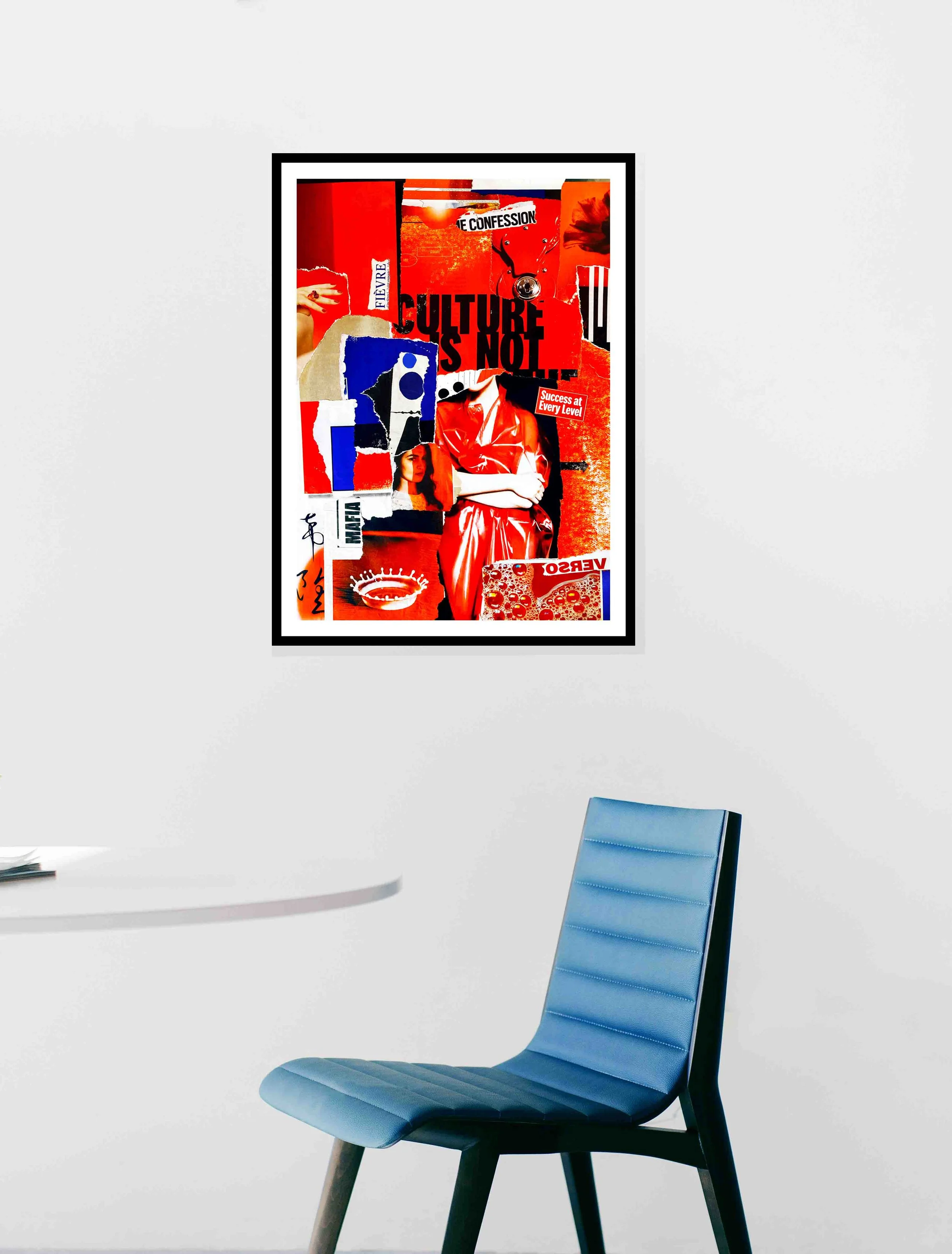 Collage "Red Fever" encadré, explosion de rouge dans une composition abstraite et contemporaine.