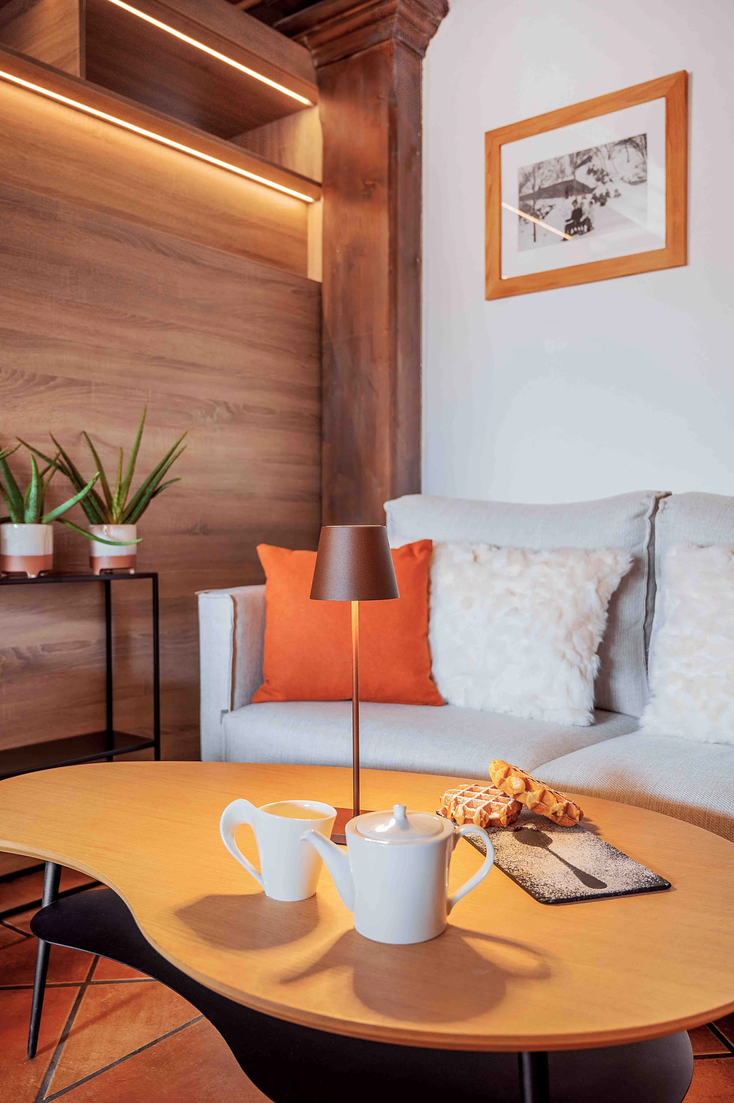 Coin salon dans un hall d’hôtel avec petites douceurs, prestation photographique Immobilier & Intérieur de Capucine Lambrey.